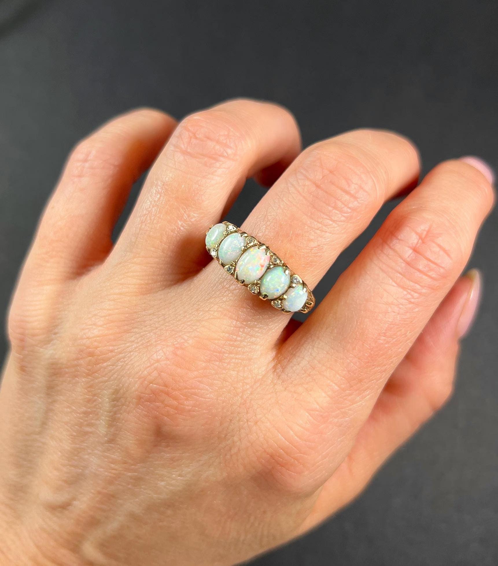 Bague victorienne ancienne en or 18 carats sculptée, opale et diamants en vente 5