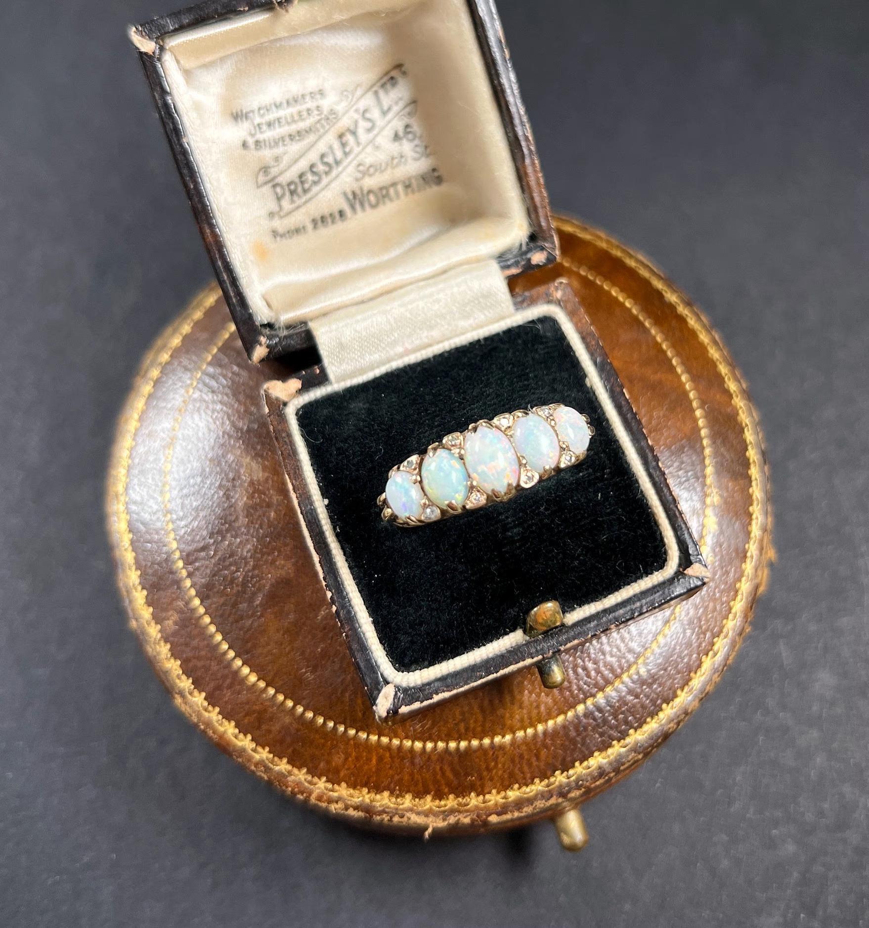 Victorien Bague victorienne ancienne en or 18 carats sculptée, opale et diamants en vente