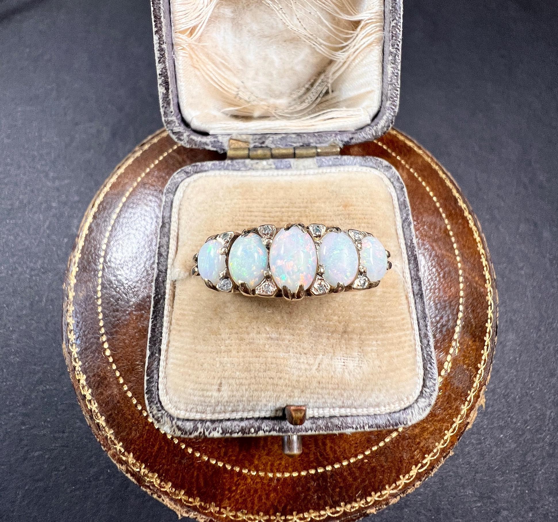 Taille ovale Bague victorienne ancienne en or 18 carats sculptée, opale et diamants en vente