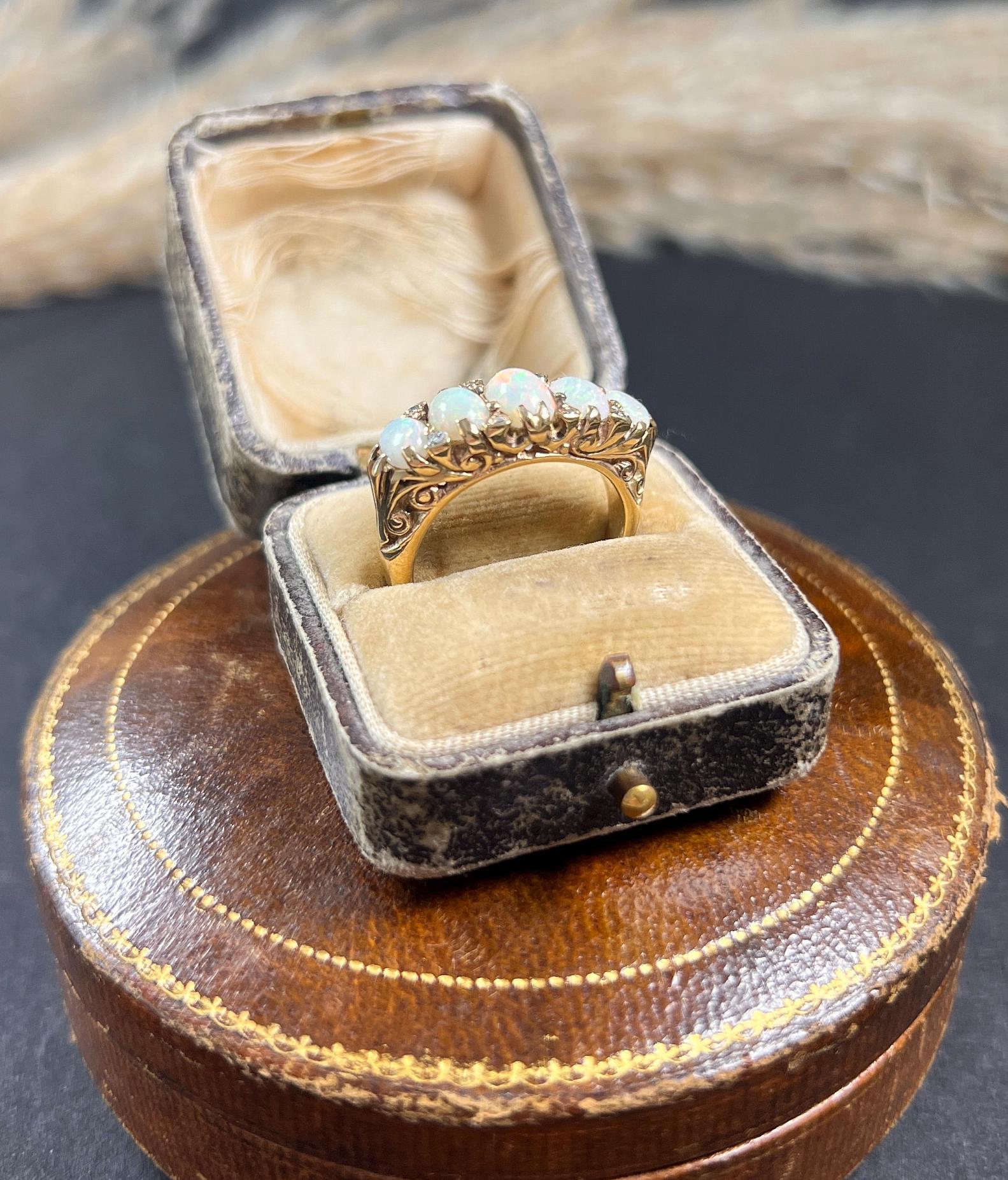 Bague victorienne ancienne en or 18 carats sculptée, opale et diamants Bon état - En vente à Brighton, GB