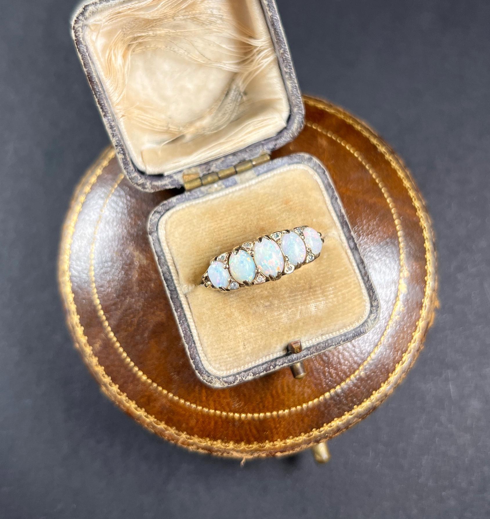 Bague victorienne ancienne en or 18 carats sculptée, opale et diamants Unisexe en vente