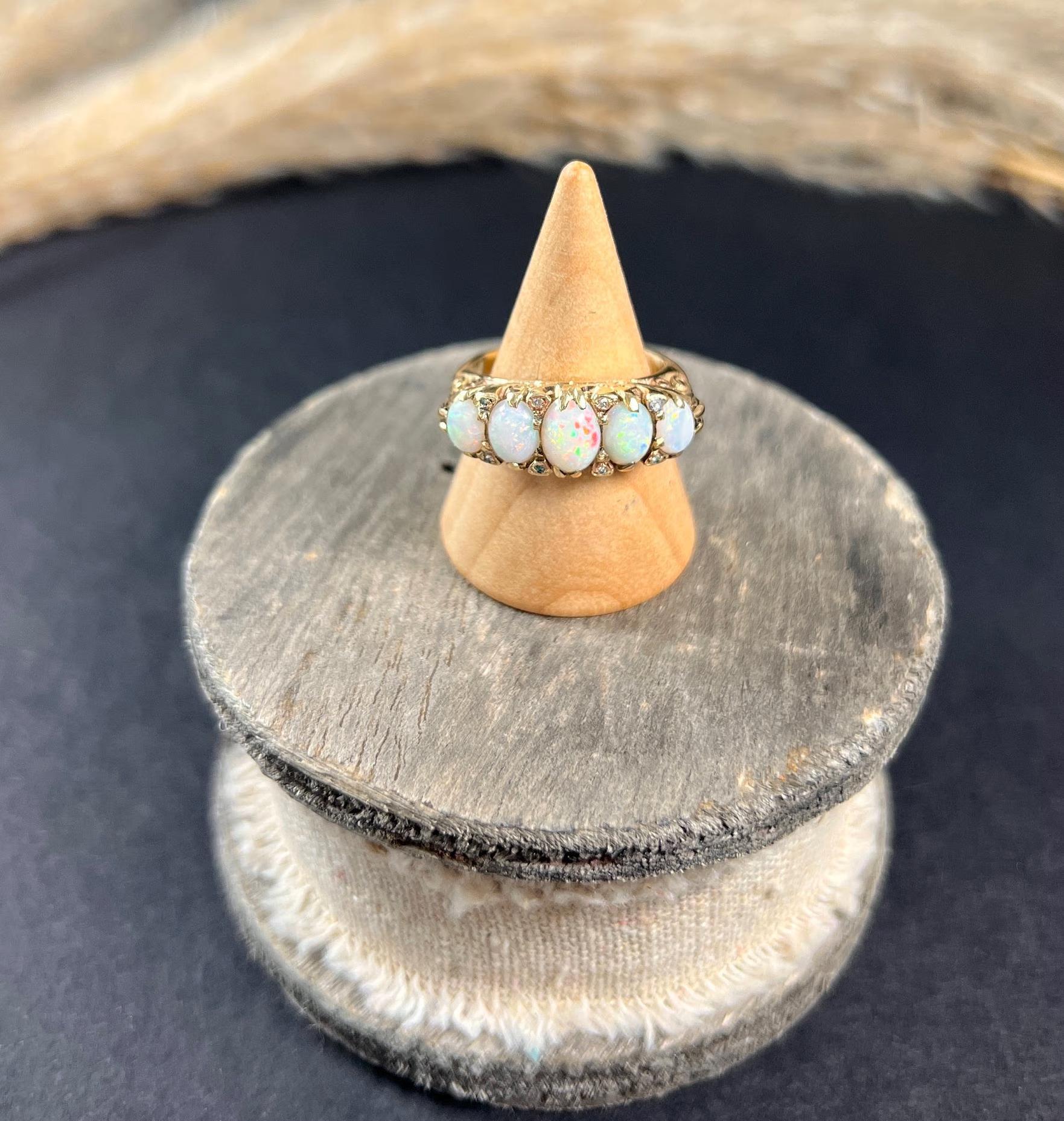 Bague victorienne ancienne en or 18 carats sculptée, opale et diamants en vente 1