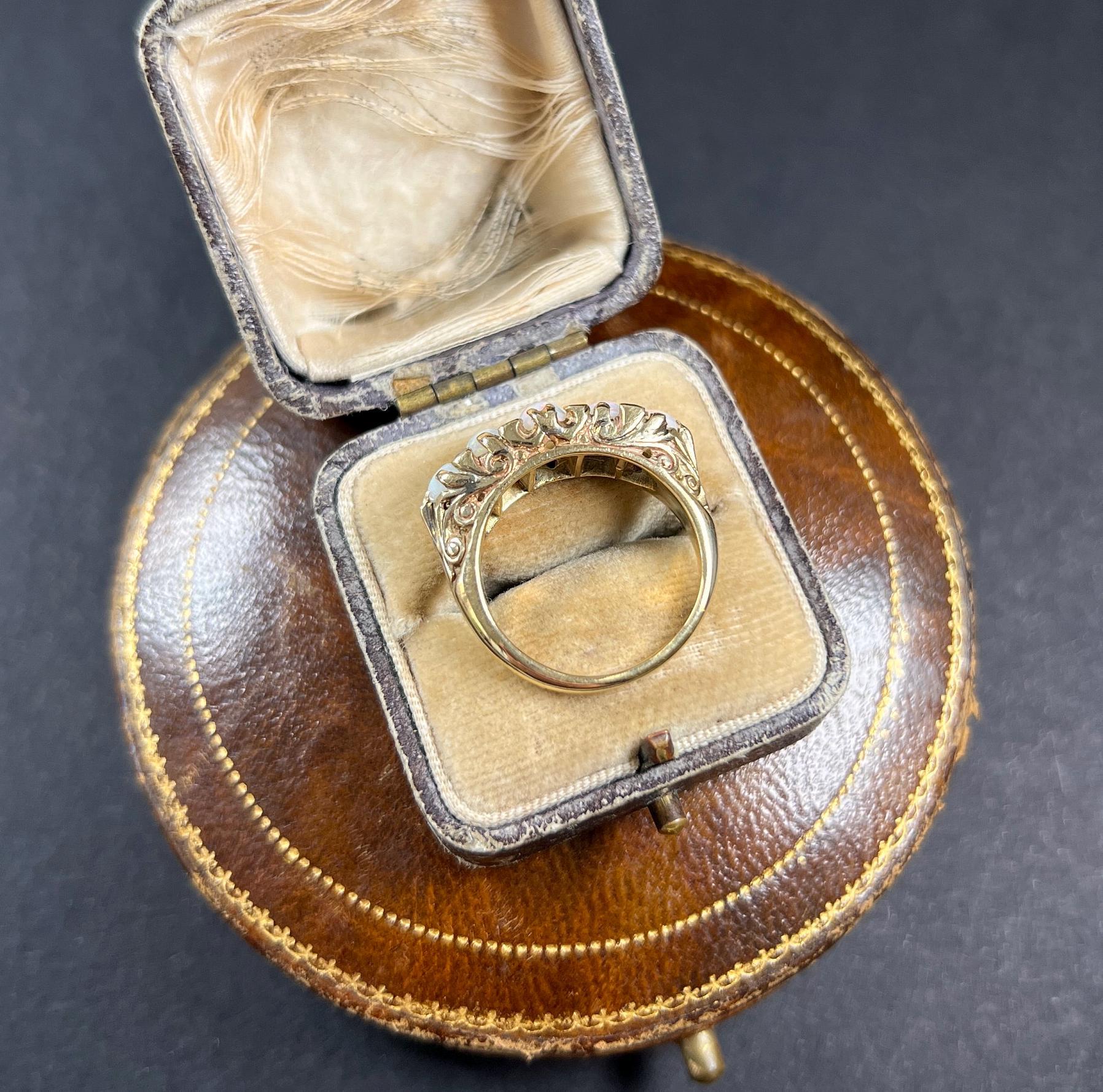 Bague victorienne ancienne en or 18 carats sculptée, opale et diamants en vente 2