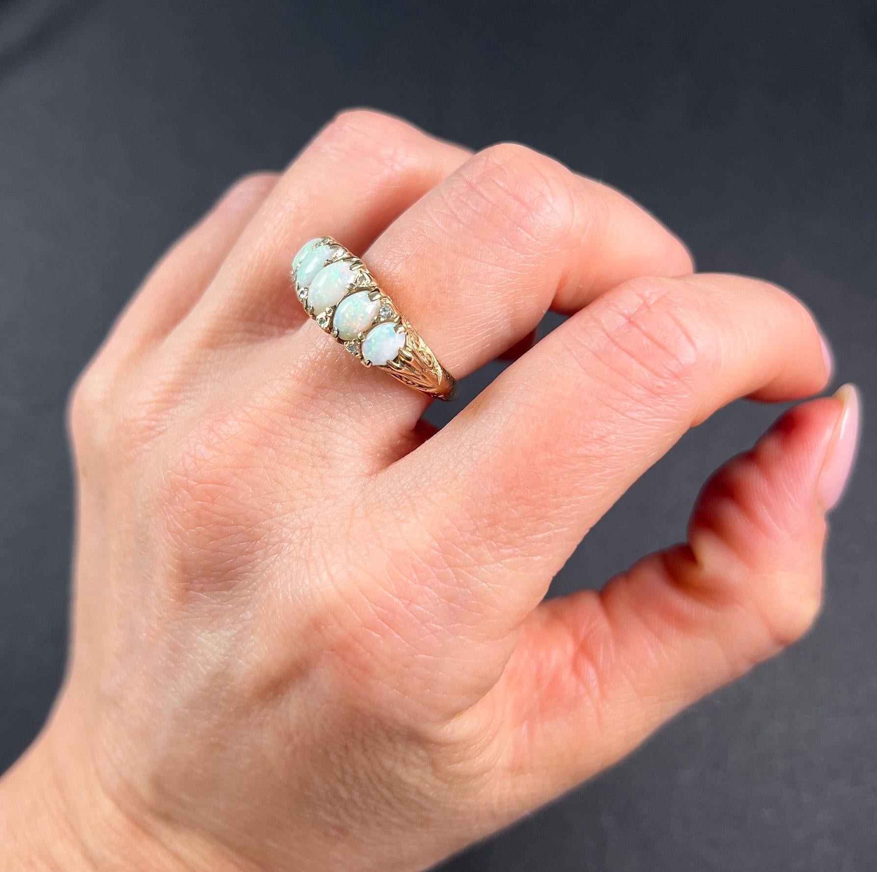 Bague victorienne ancienne en or 18 carats sculptée, opale et diamants en vente 3