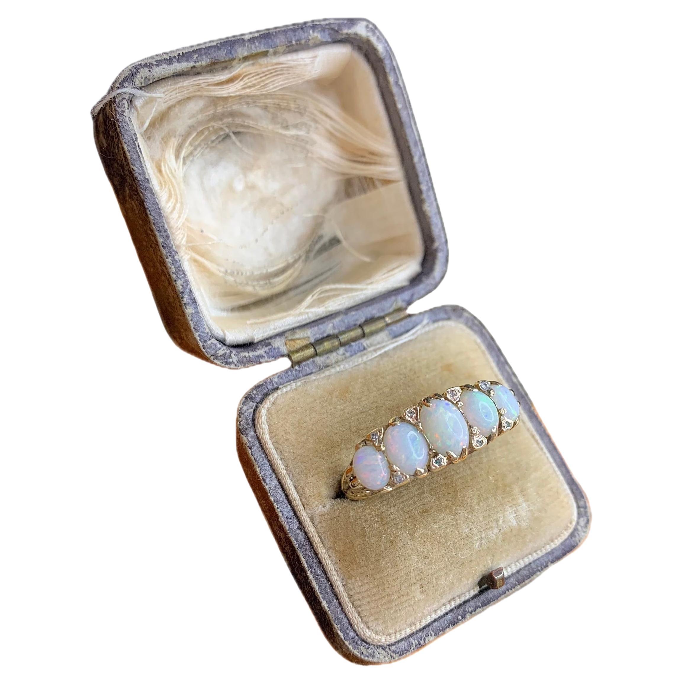 Bague victorienne ancienne en or 18 carats sculptée, opale et diamants