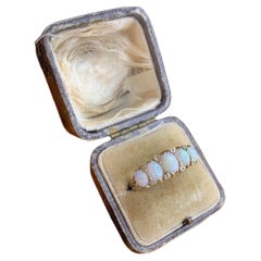 Anello antico in oro 18ct vittoriano con opale intagliato e diamanti