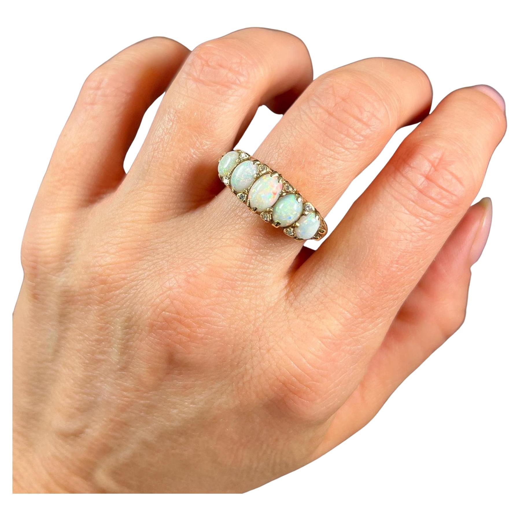 Bague victorienne ancienne en or 18 carats sculptée, opale et diamants
