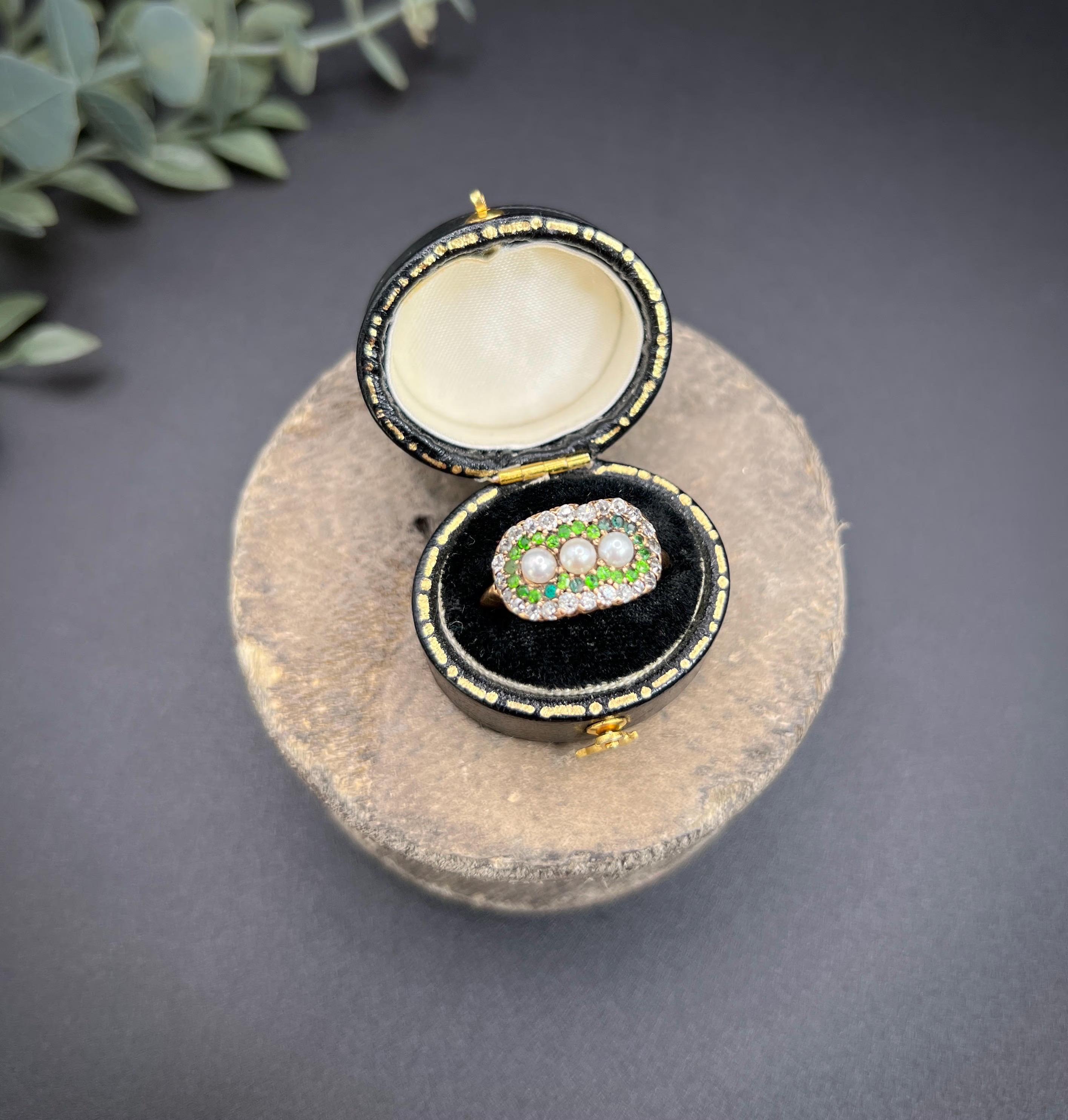Anillo de racimo antiguo 

Oro amarillo 18 ct

Alrededor de 1870

Retrocede en el tiempo con este exquisito anillo victoriano de triple racimo, elaborado en oro amarillo de 18 ct. Esta impresionante pieza exhibe un trío de lustrosas perlas