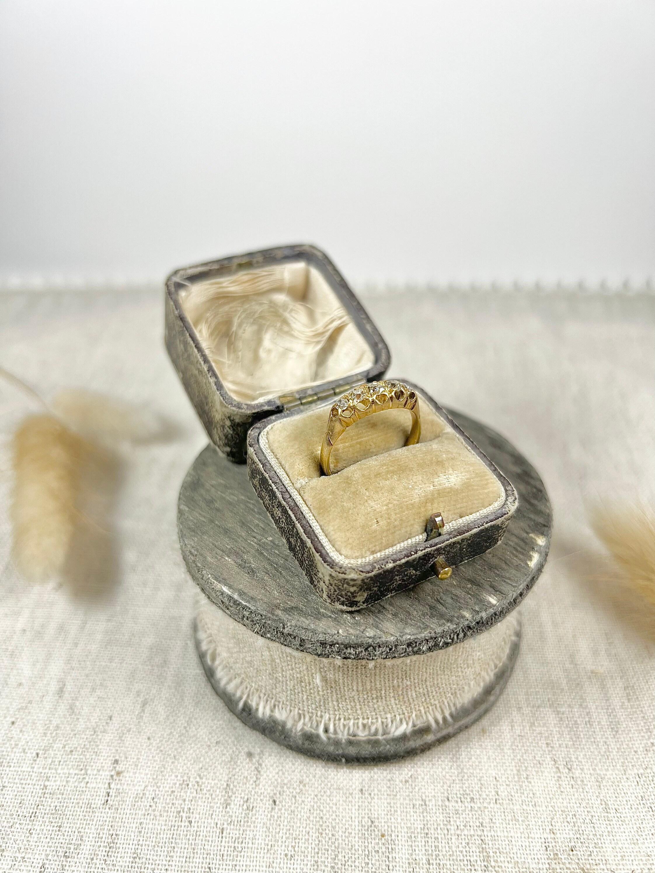 Bague victorienne ancienne en or 18 carats avec cinq pierres Bon état - En vente à Brighton, GB