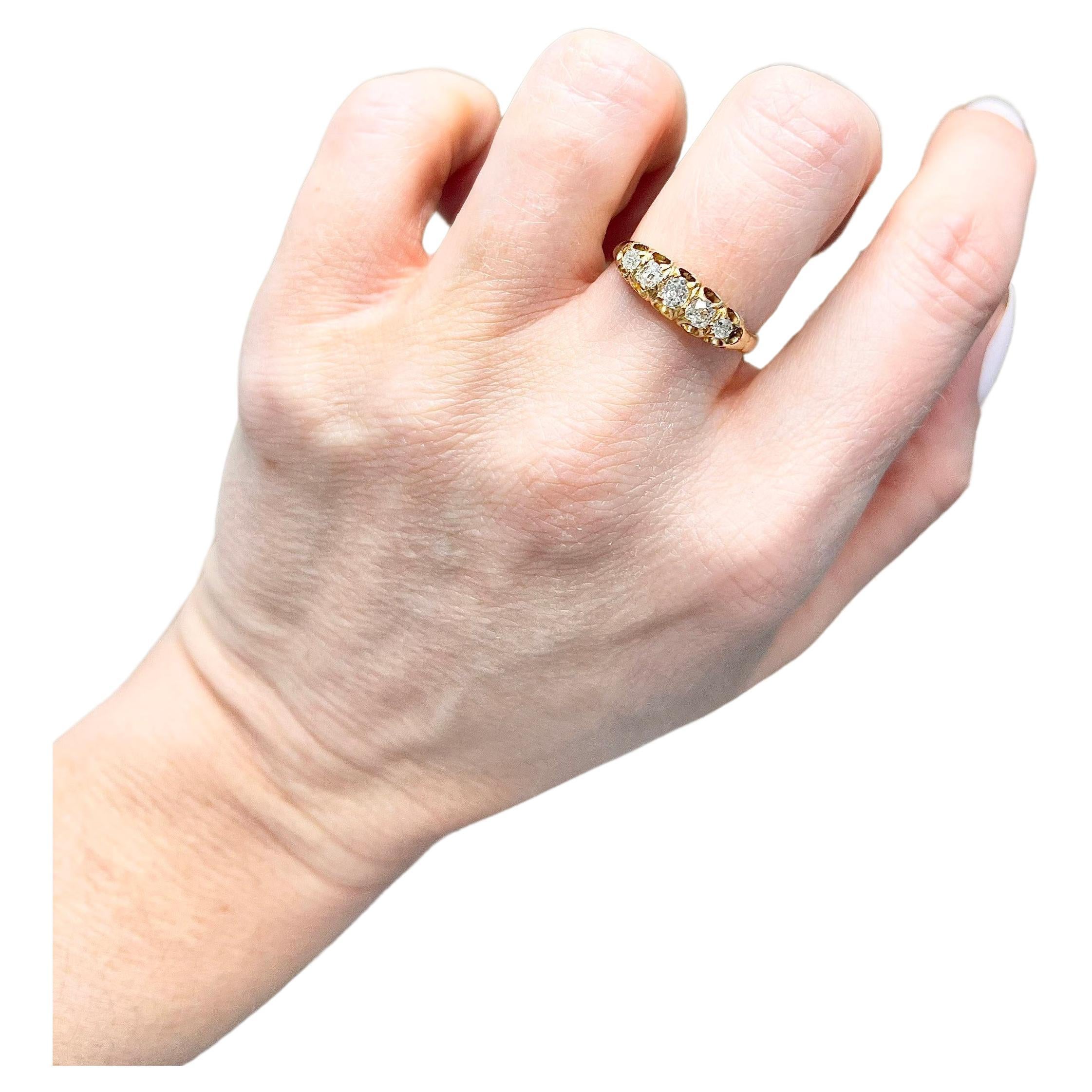 Antiguo anillo victoriano de oro de 18 ct con cinco diamantes