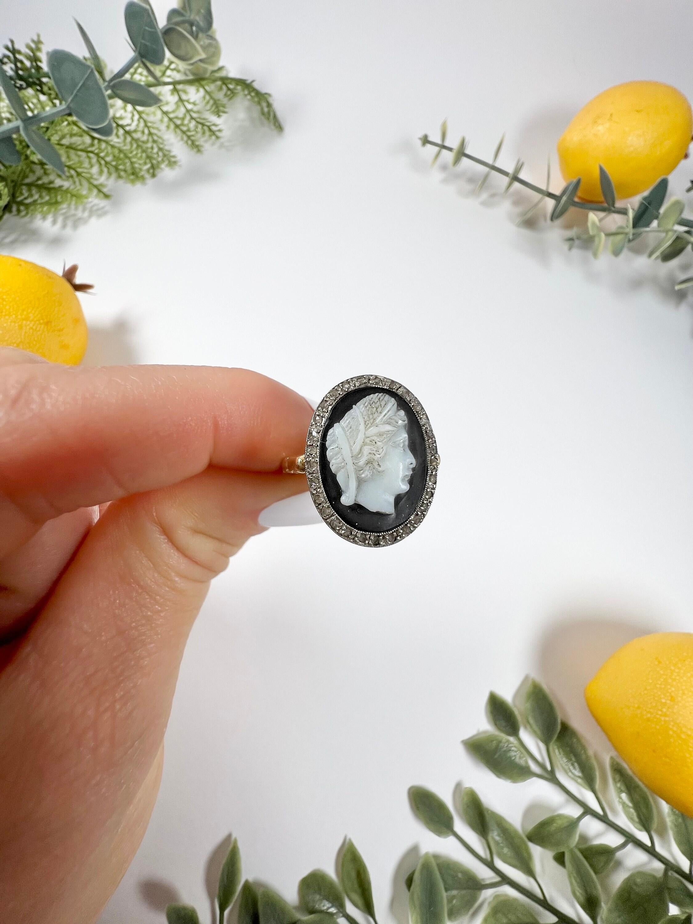 Anillo camafeo antiguo 

Oro 18ct Estampado 

Alrededor de 1880

Precioso anillo victoriano de camafeo de piedra dura. Presenta un retrato de una persona enmarcado en un óvalo con un hermoso halo de diamantes naturales talla rosa alrededor del