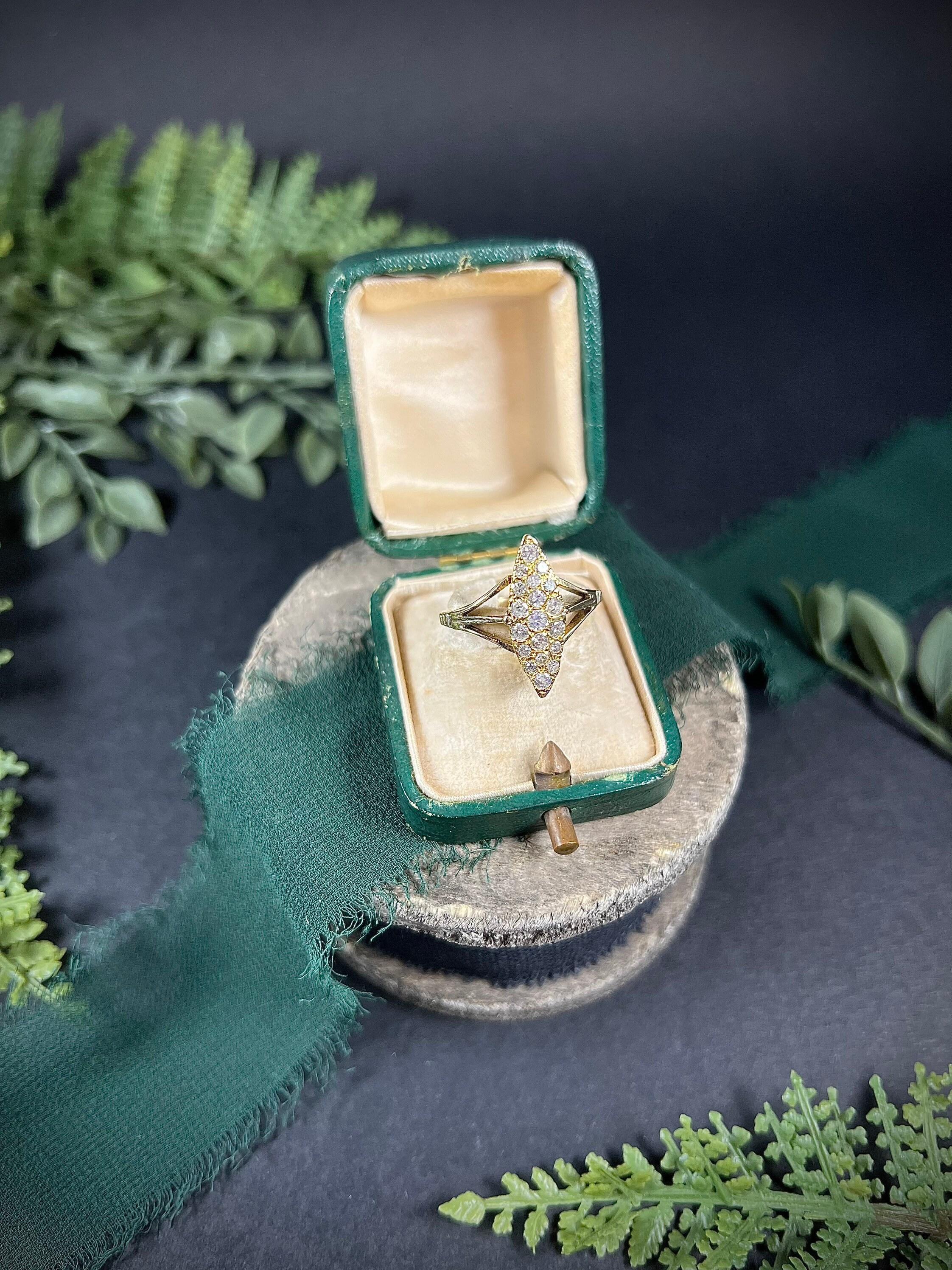 Bague victorienne ancienne en or 18 carats avec diamant marquise/navette en vente 4
