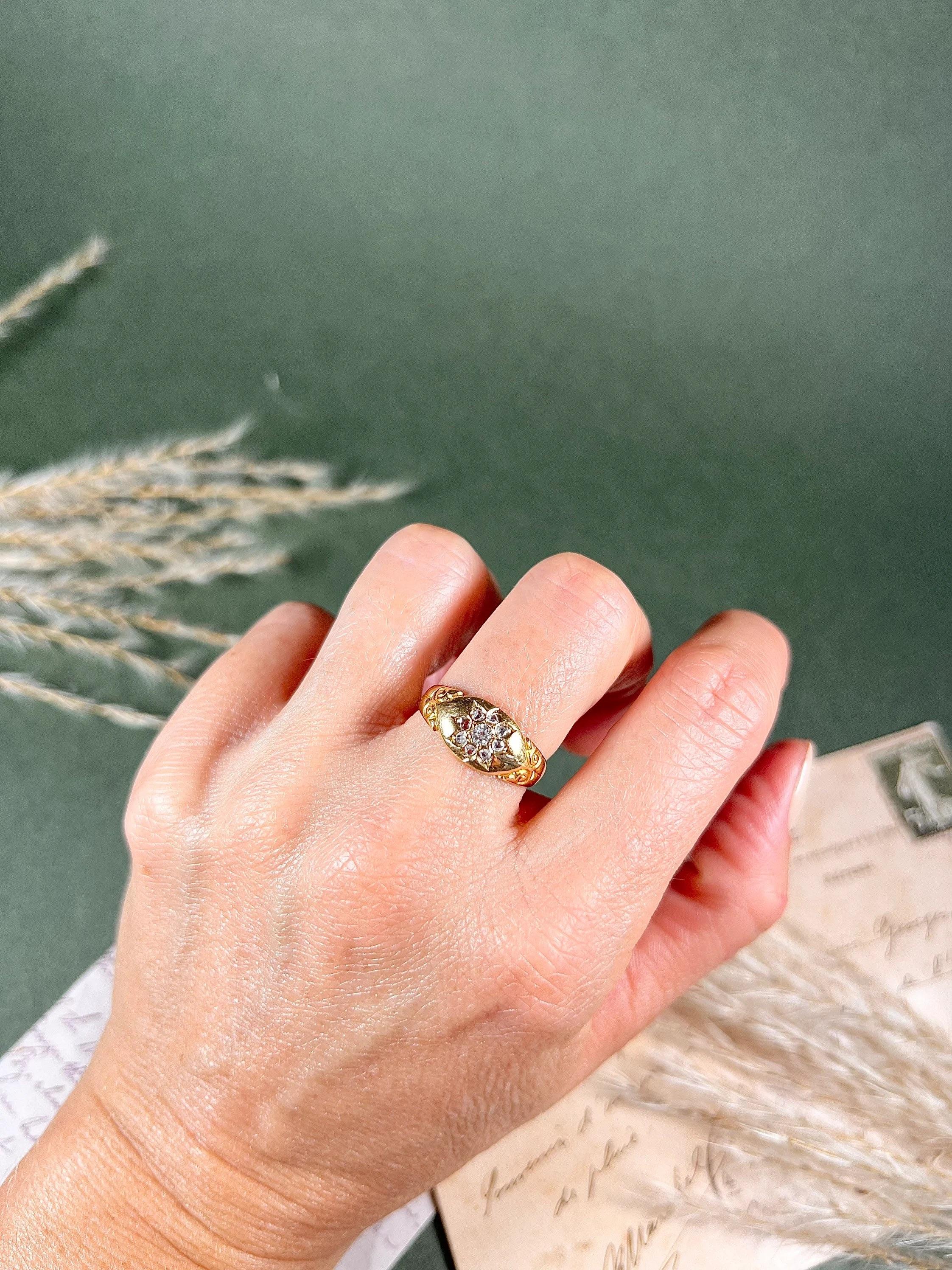 Bague victorienne ancienne 

Or 18 carats 

Poinçonné Birmingham 1889

I.L.A. L.B. 

Jolie bague victorienne de style gitan. Serti de diamants naturels en formation florale, avec de jolies épaules à volutes. 

La hauteur de l'anneau est d'environ 8