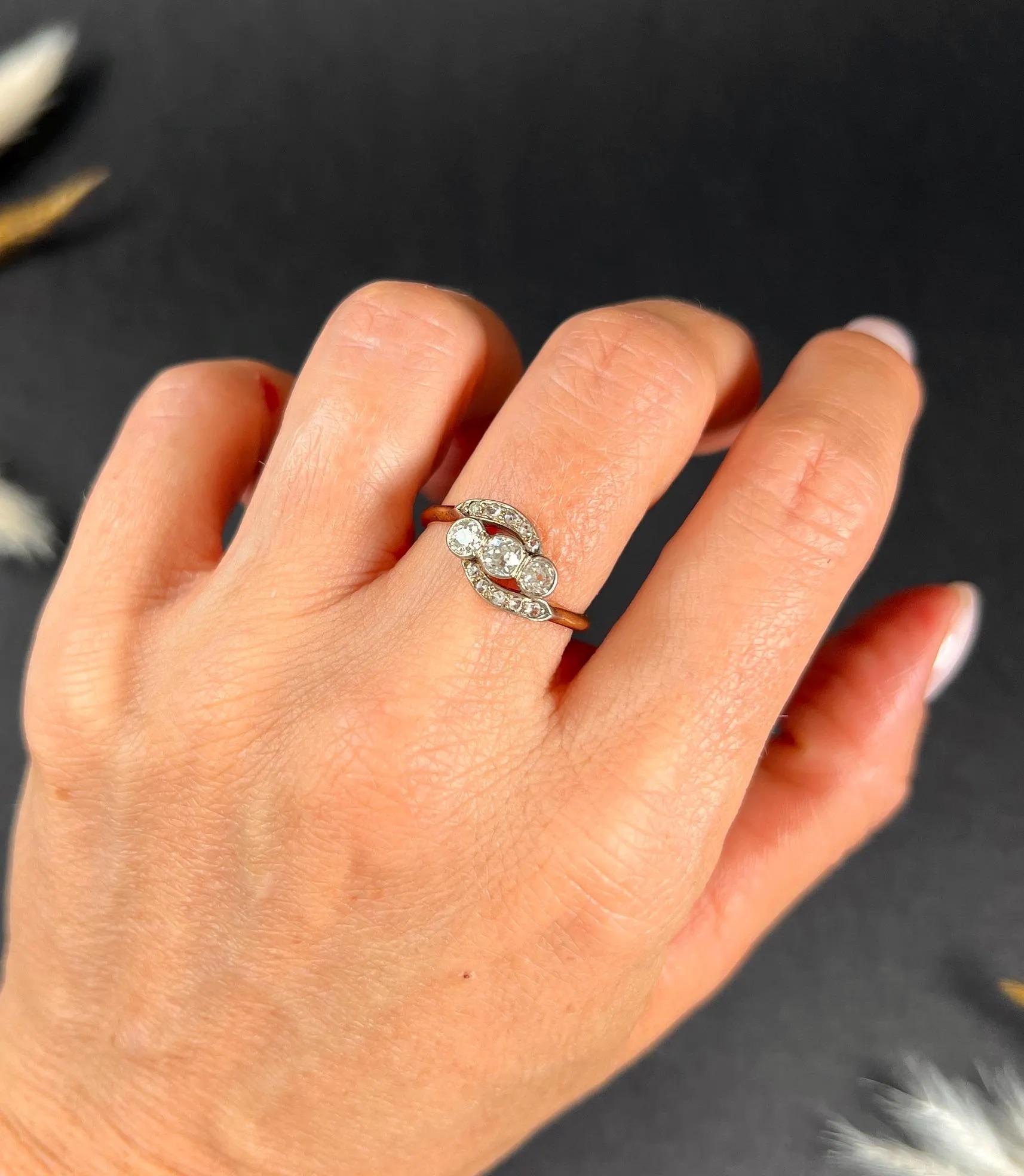 Antique 18ct Gold Edwardian, Diamond Three Stone, Trilogy Crossover Ring For Sale 5