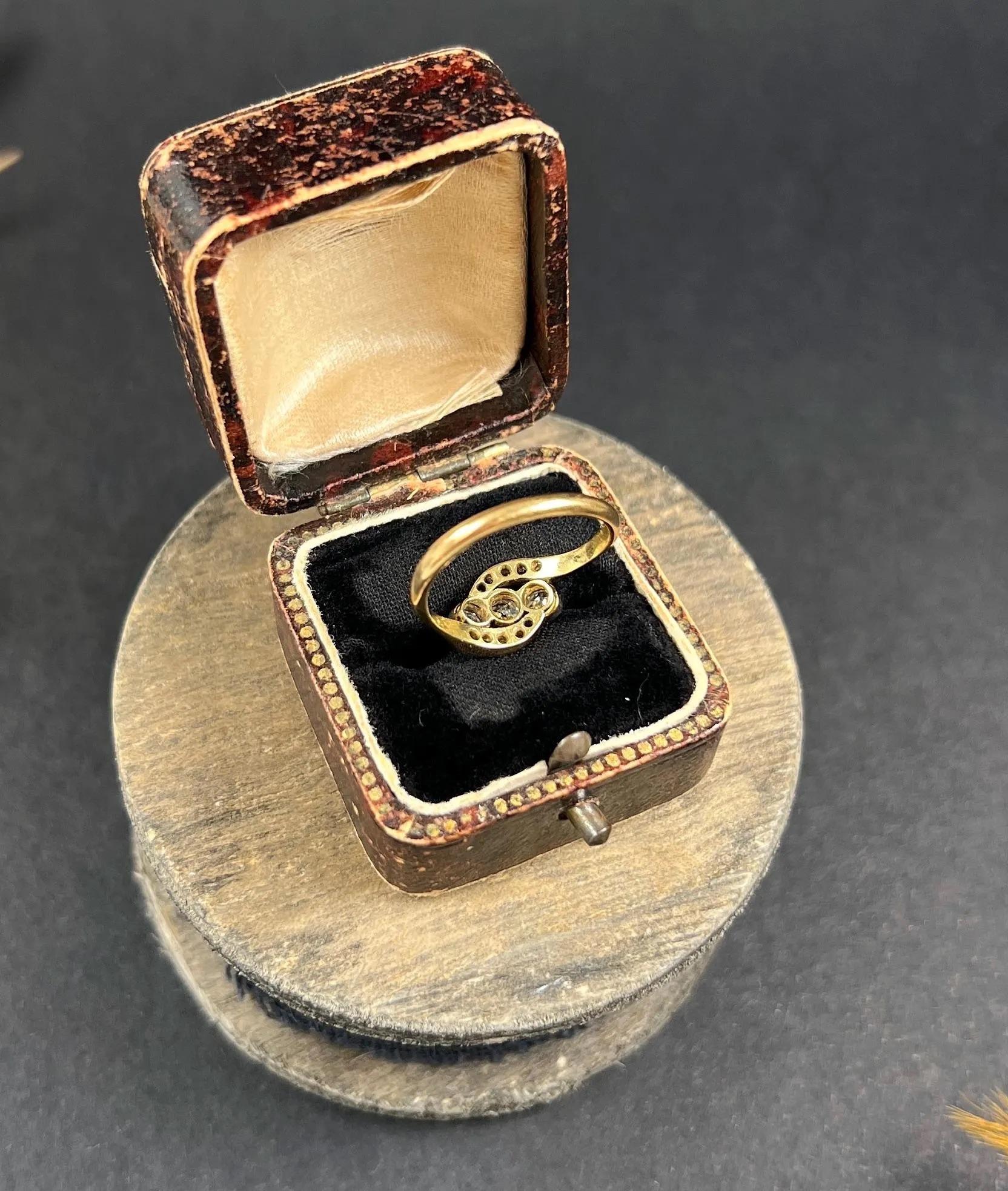 Antique 18ct Gold Edwardian, Diamond Three Stone, Trilogy Crossover Ring In Good Condition For Sale In Brighton, GB