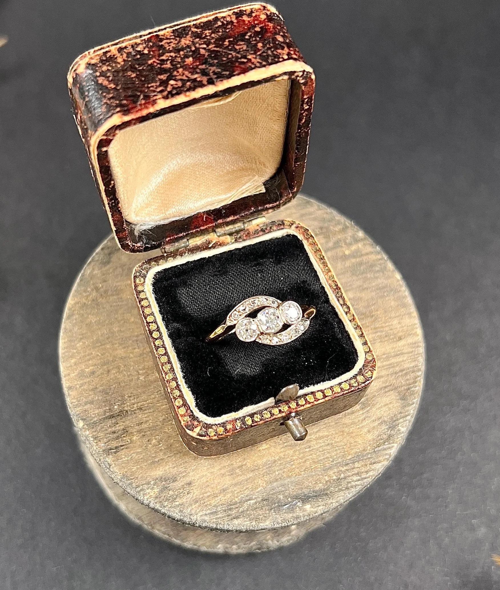 Antique 18ct Gold Edwardian, Diamond Three Stone, Trilogy Crossover Ring For Sale 2