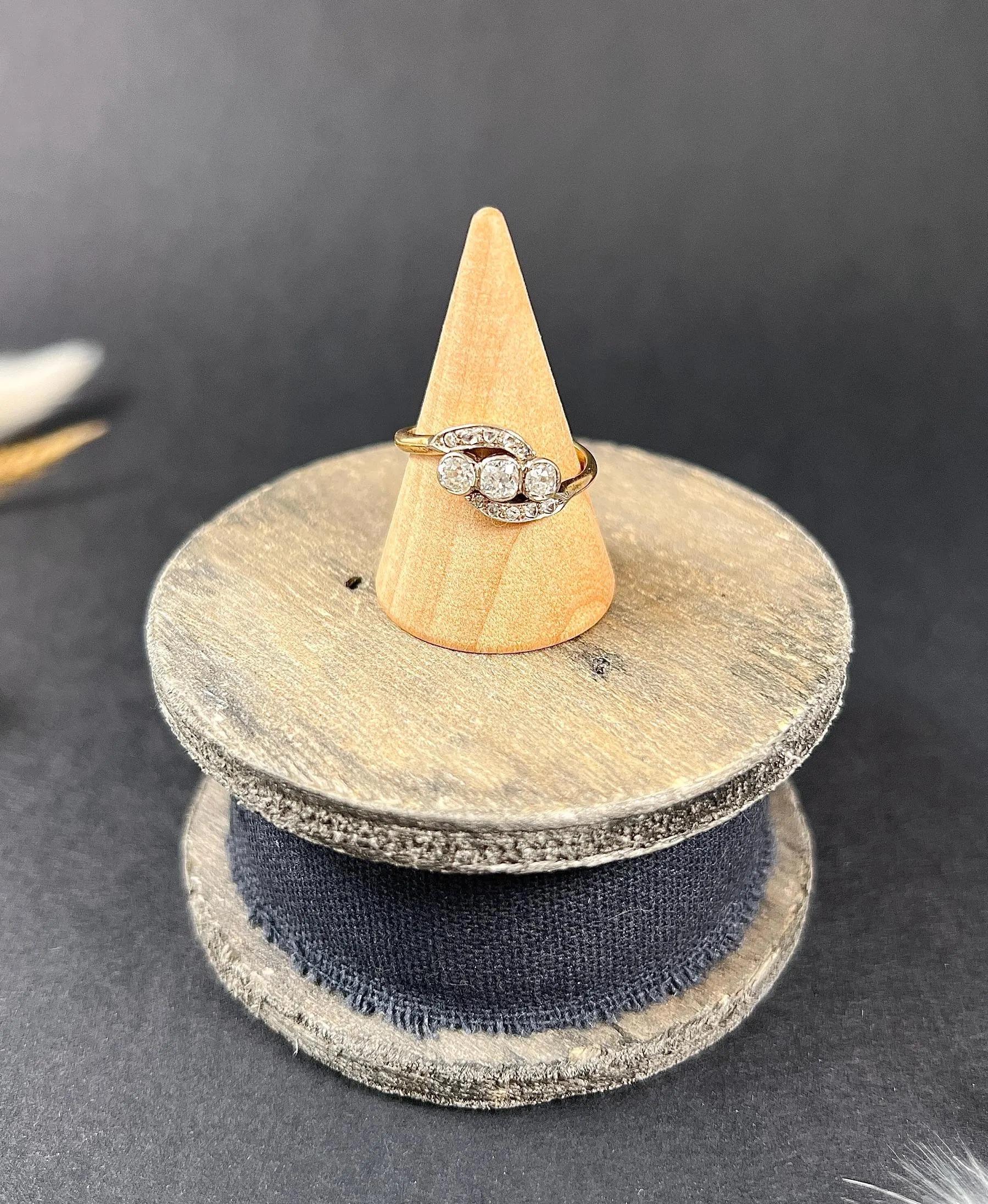 Antique 18ct Gold Edwardian, Diamond Three Stone, Trilogy Crossover Ring For Sale 3