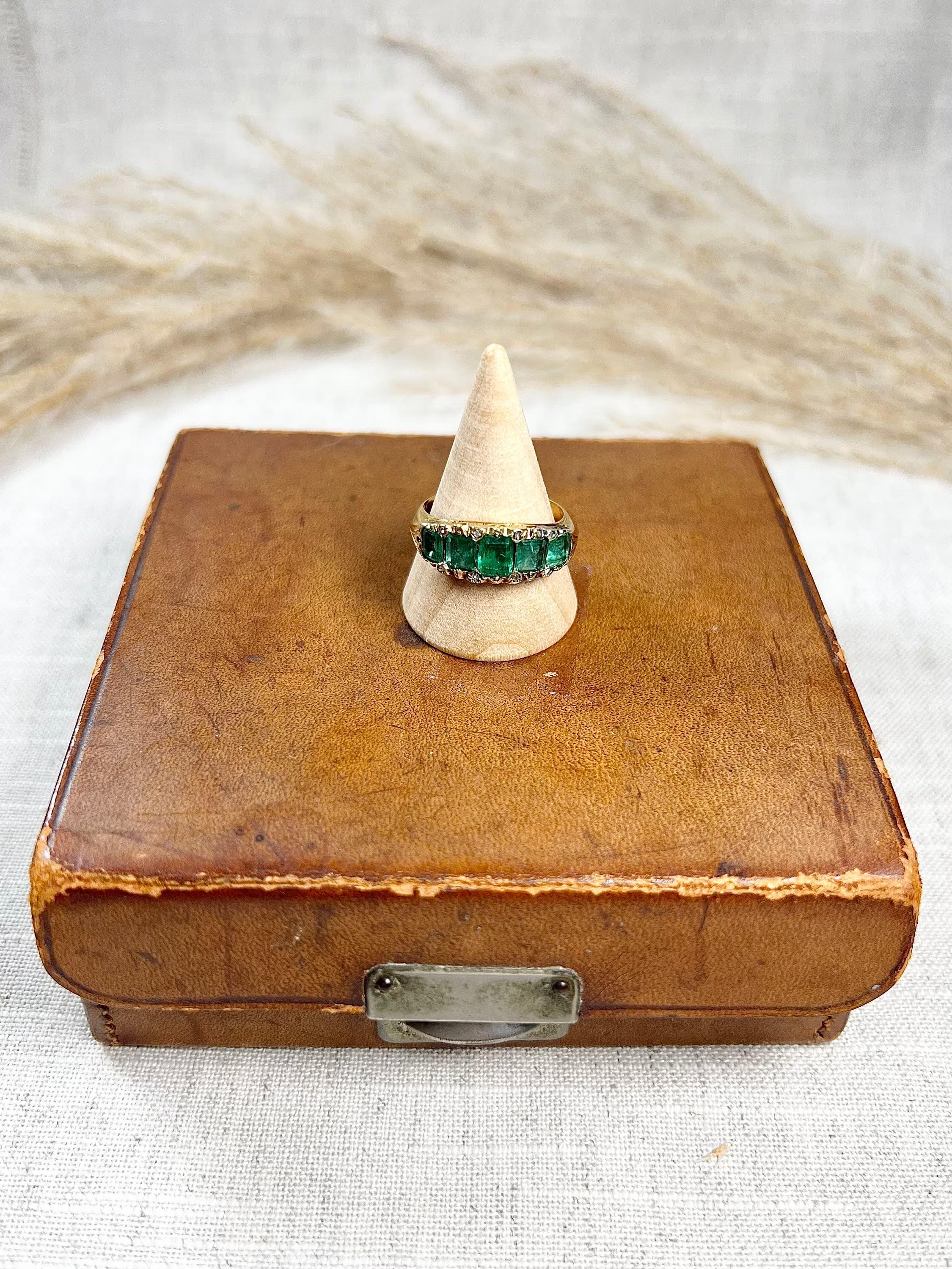 Antique 18ct Gold Victorian Emerald & Diamond Five Stone Carved Ring In Good Condition For Sale In Brighton, GB