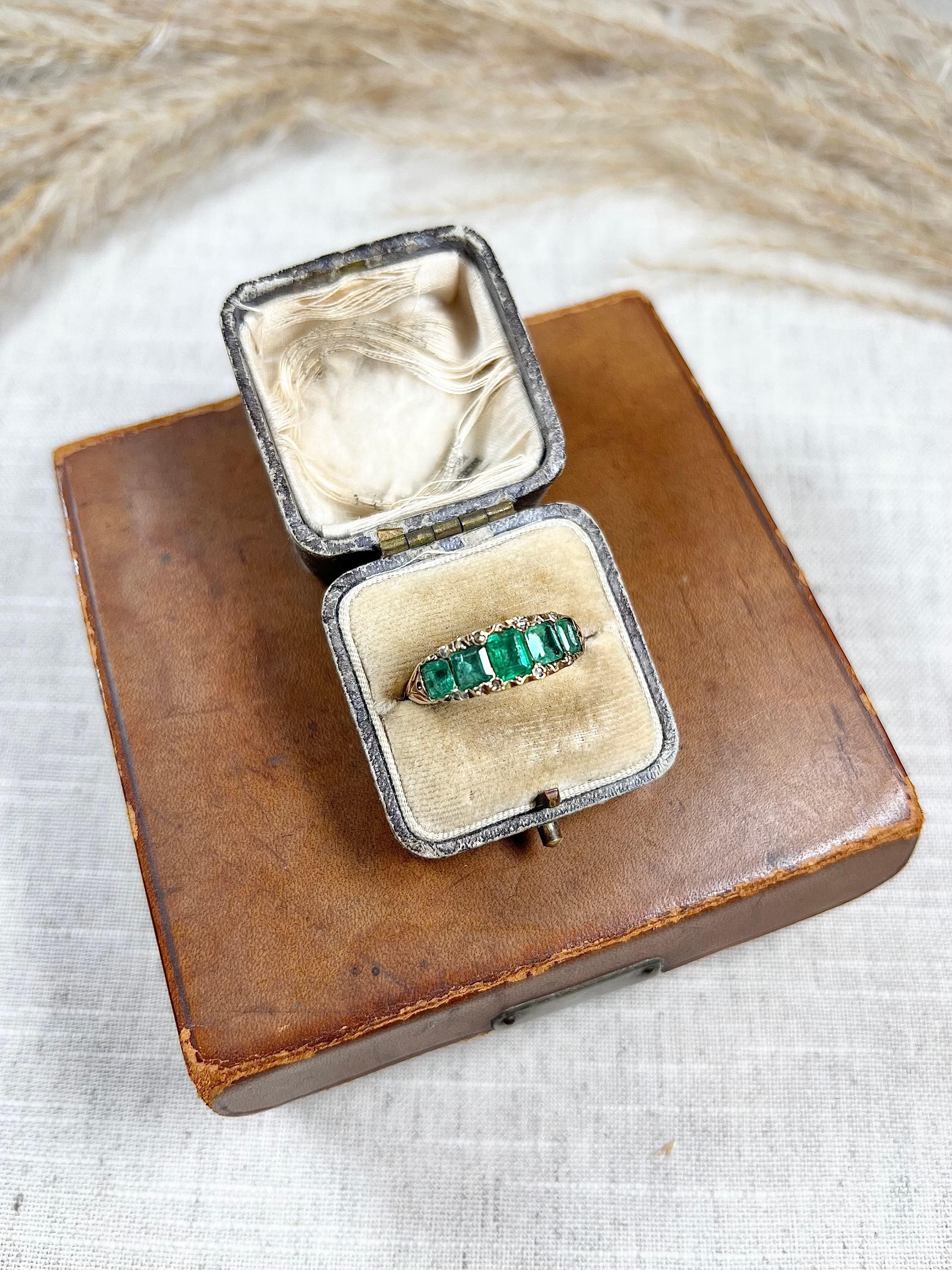Antique 18ct Gold Victorian Emerald & Diamond Five Stone Carved Ring For Sale 3