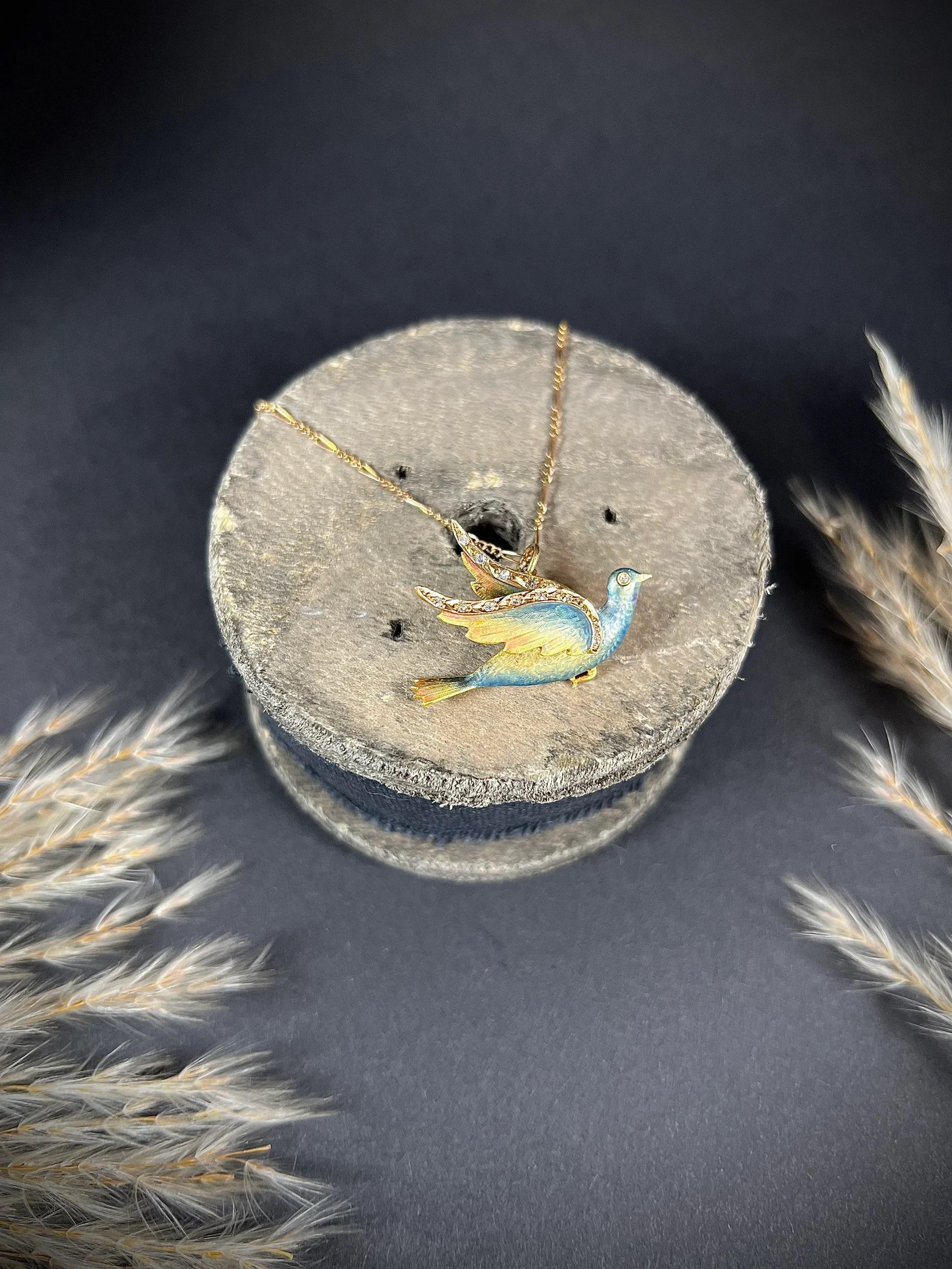 Pendentif ancien en or 18ct, émail victorien et diamant, oiseau colombe en vente 4