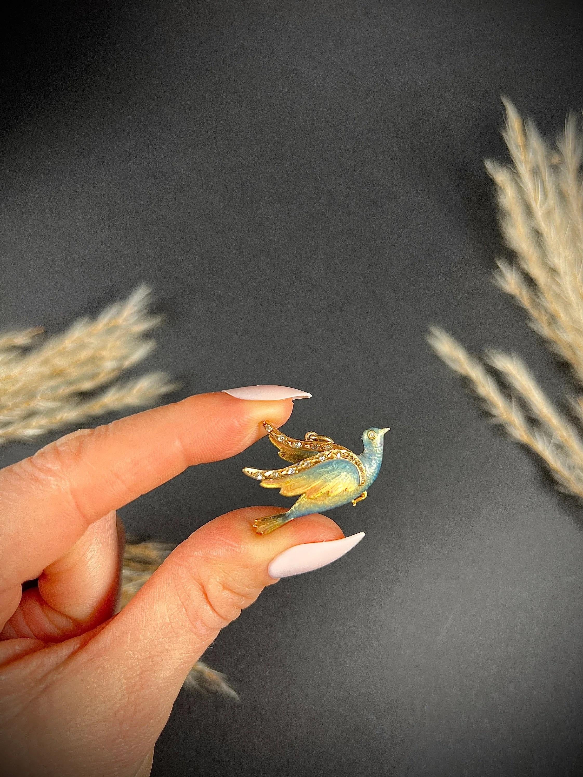 Pendentif oiseau antique 

Or 18ct estampillé 

Circa 1880

Fabuleux pendentif en forme de colombe en émail de l'époque victorienne. Magnifique travail d'émail fait à la main, capturant les détails fins des couleurs et des plumes de l'oiseau. Ses