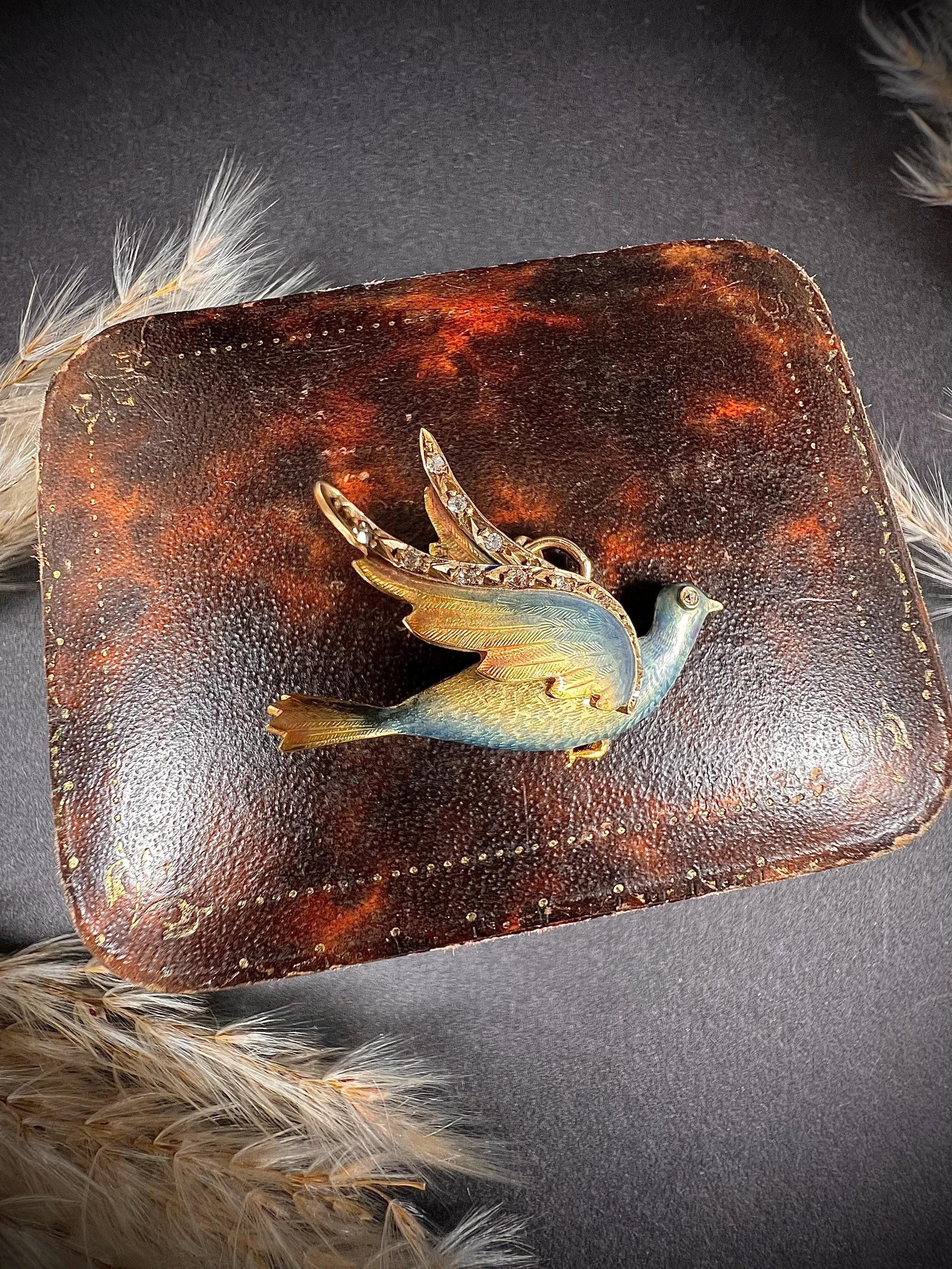 Victorien Pendentif ancien en or 18ct, émail victorien et diamant, oiseau colombe en vente