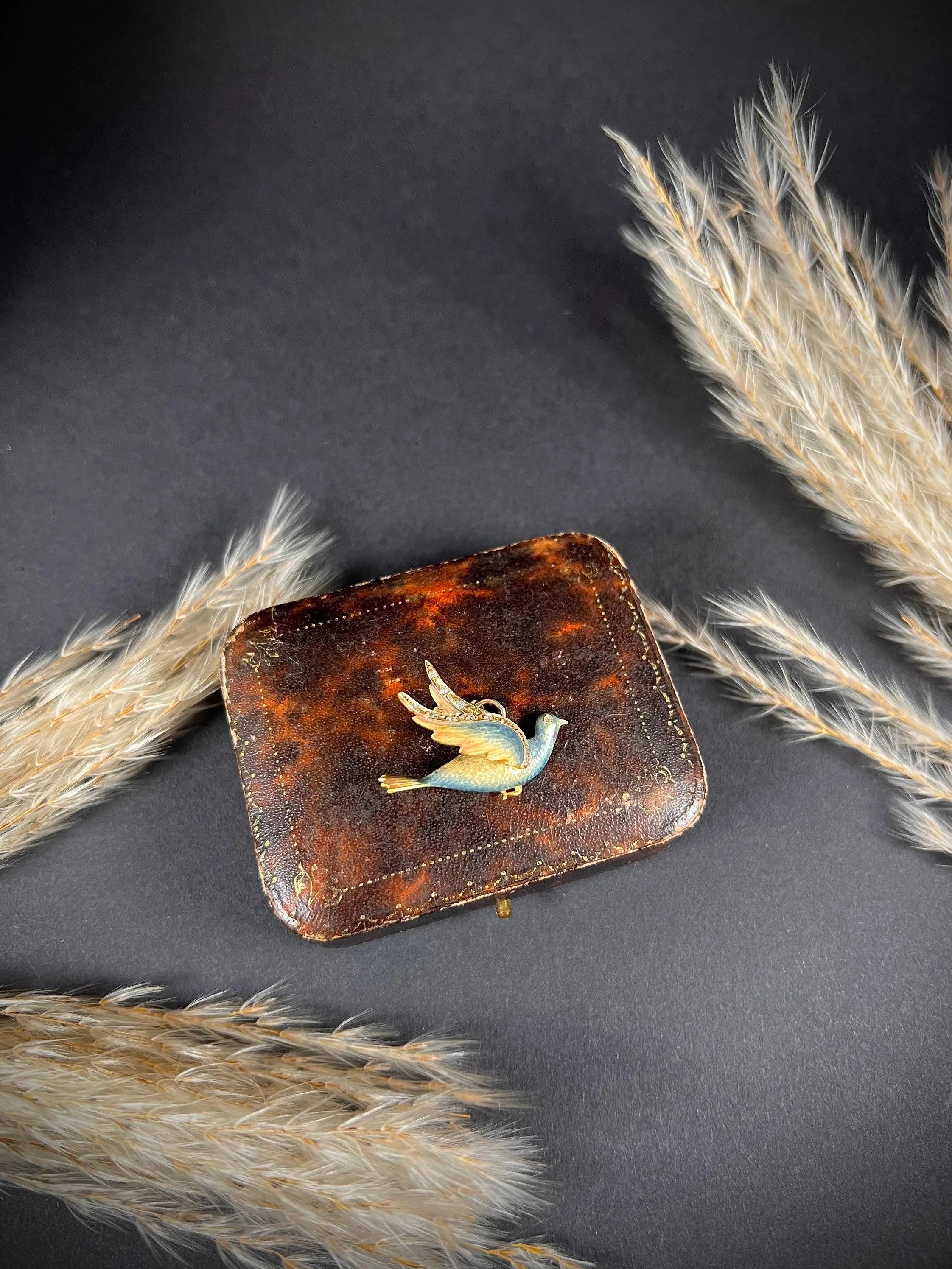 Pendentif ancien en or 18ct, émail victorien et diamant, oiseau colombe en vente 1