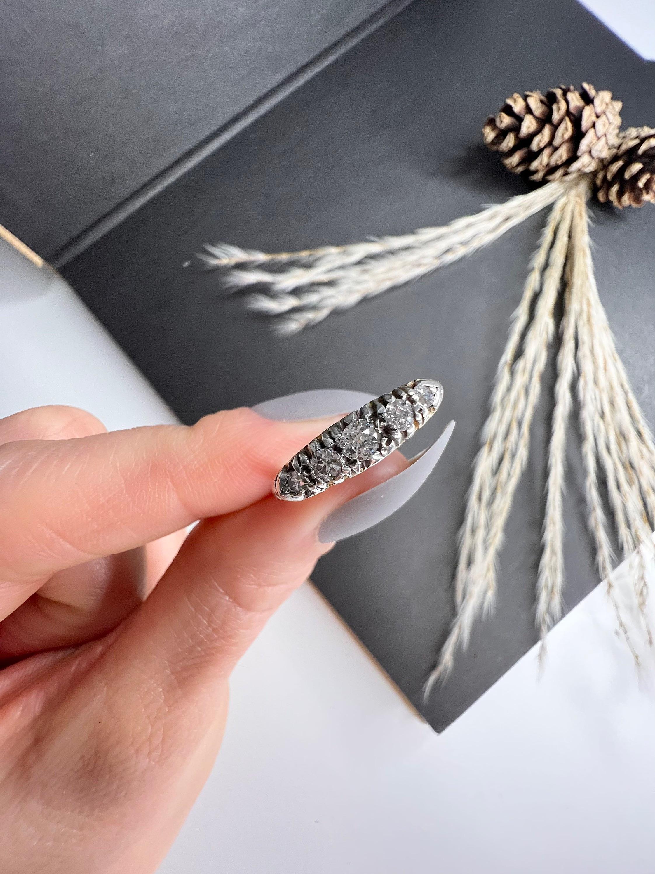 Antiker viktorianischer handgeschnitzter Diamantring aus 18 Karat Gold mit 5 Steinen (Viktorianisch)