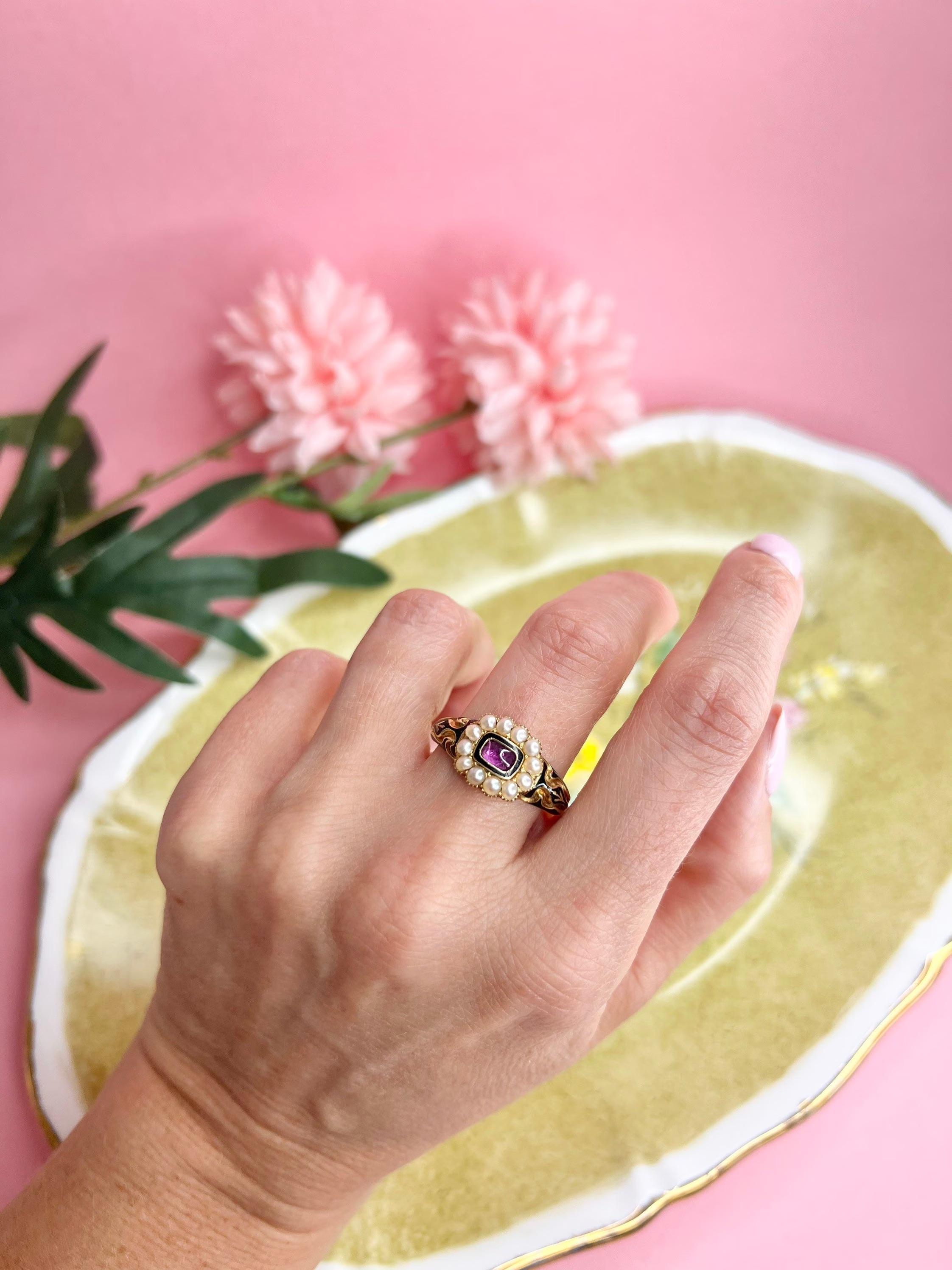 Antique 18ct Gold Victorian cabachon Garnet Memorial Ring with Black Enamel For Sale 3