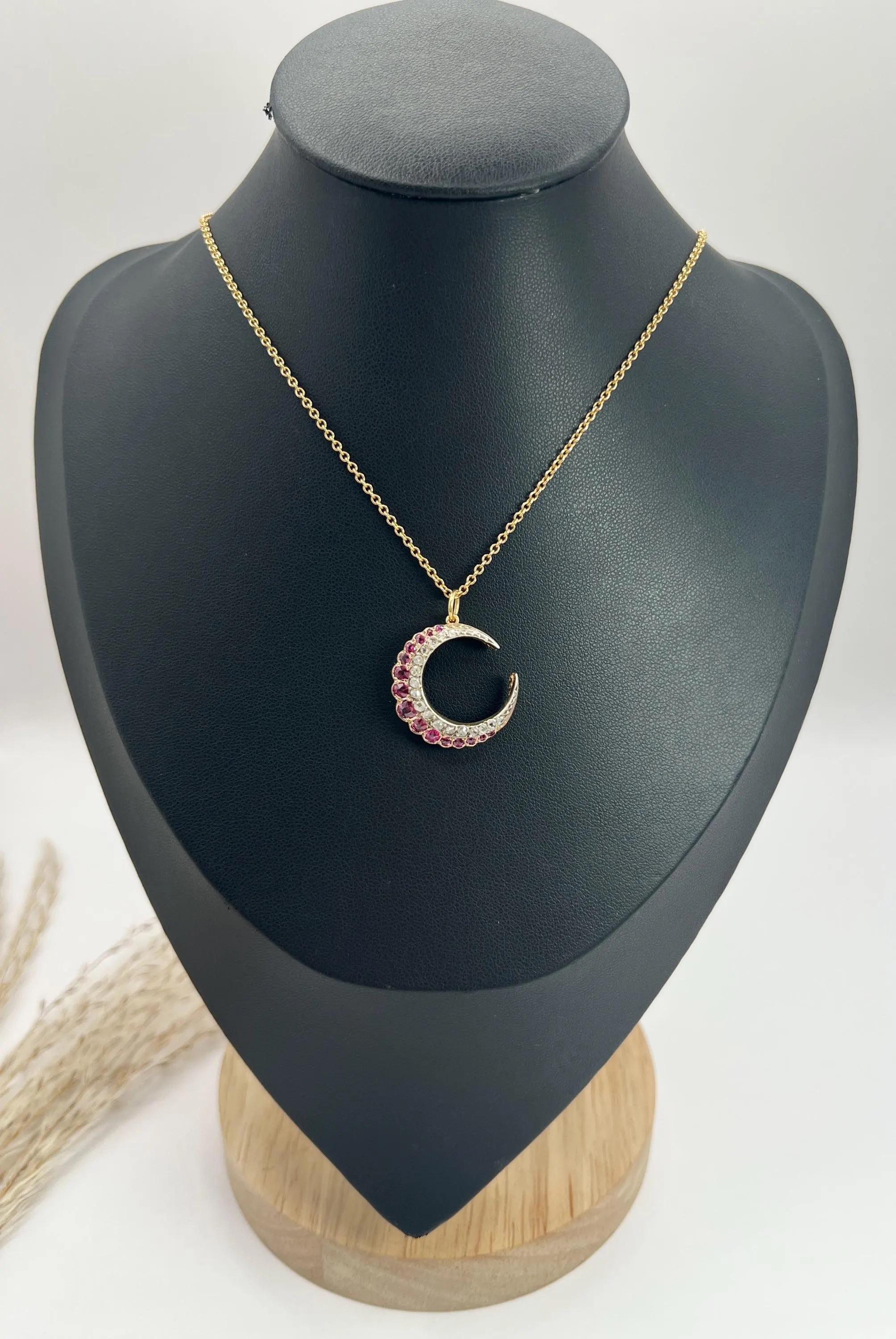 Colgante Media Luna Antigua 

Oro de 18 ct Testado 

Alrededor de 1880

* LA CADENA SE VENDE POR SEPARADO

Eleva tu colección de joyas con este impresionante colgante victoriano de luna creciente, elaborado con maestría en oro amarillo de 18 ct.