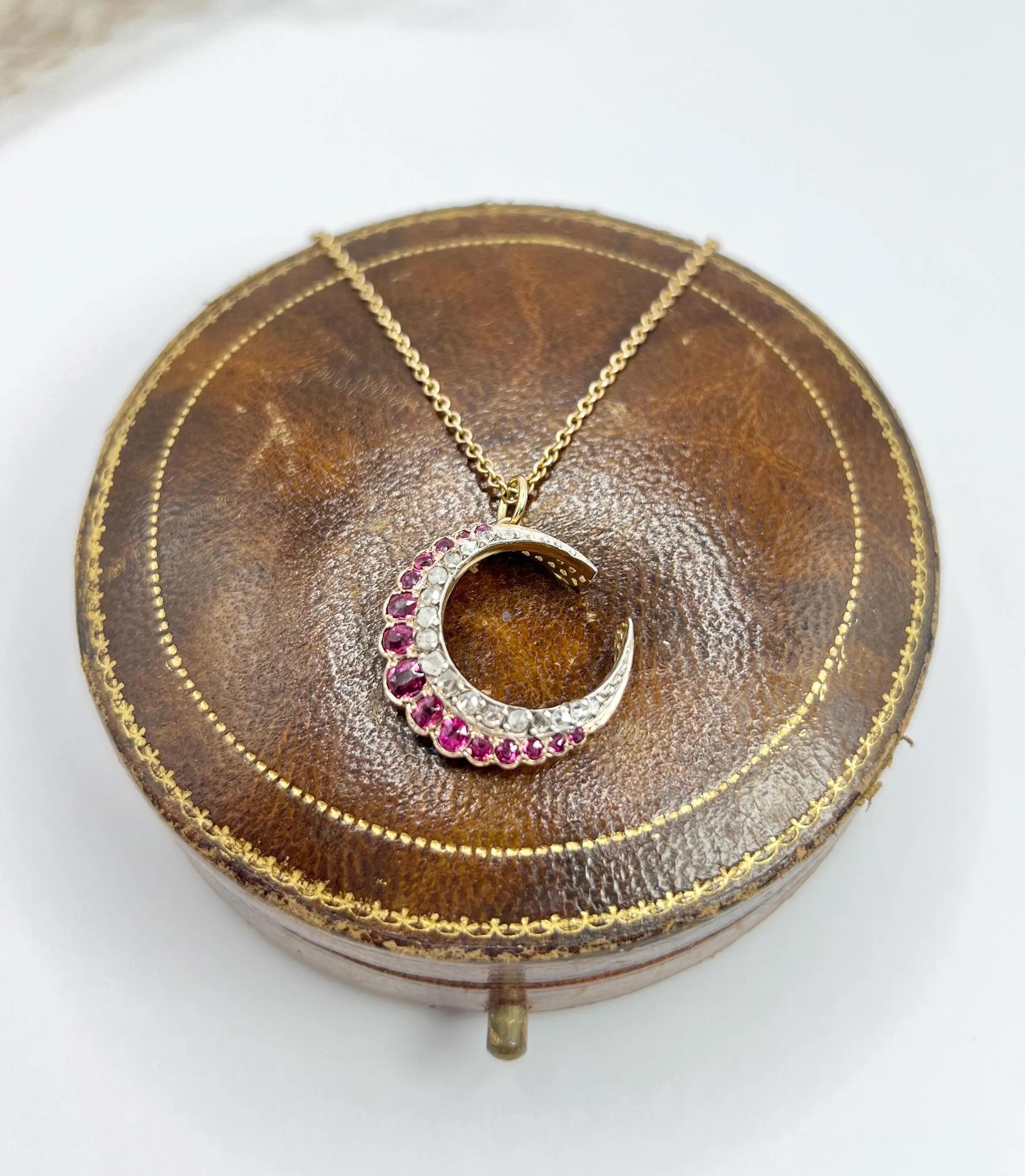 Antiguo Colgante de Oro de 18 ct, Rubí Natural Victoriano y Diamante Luna Creciente Corte rosa