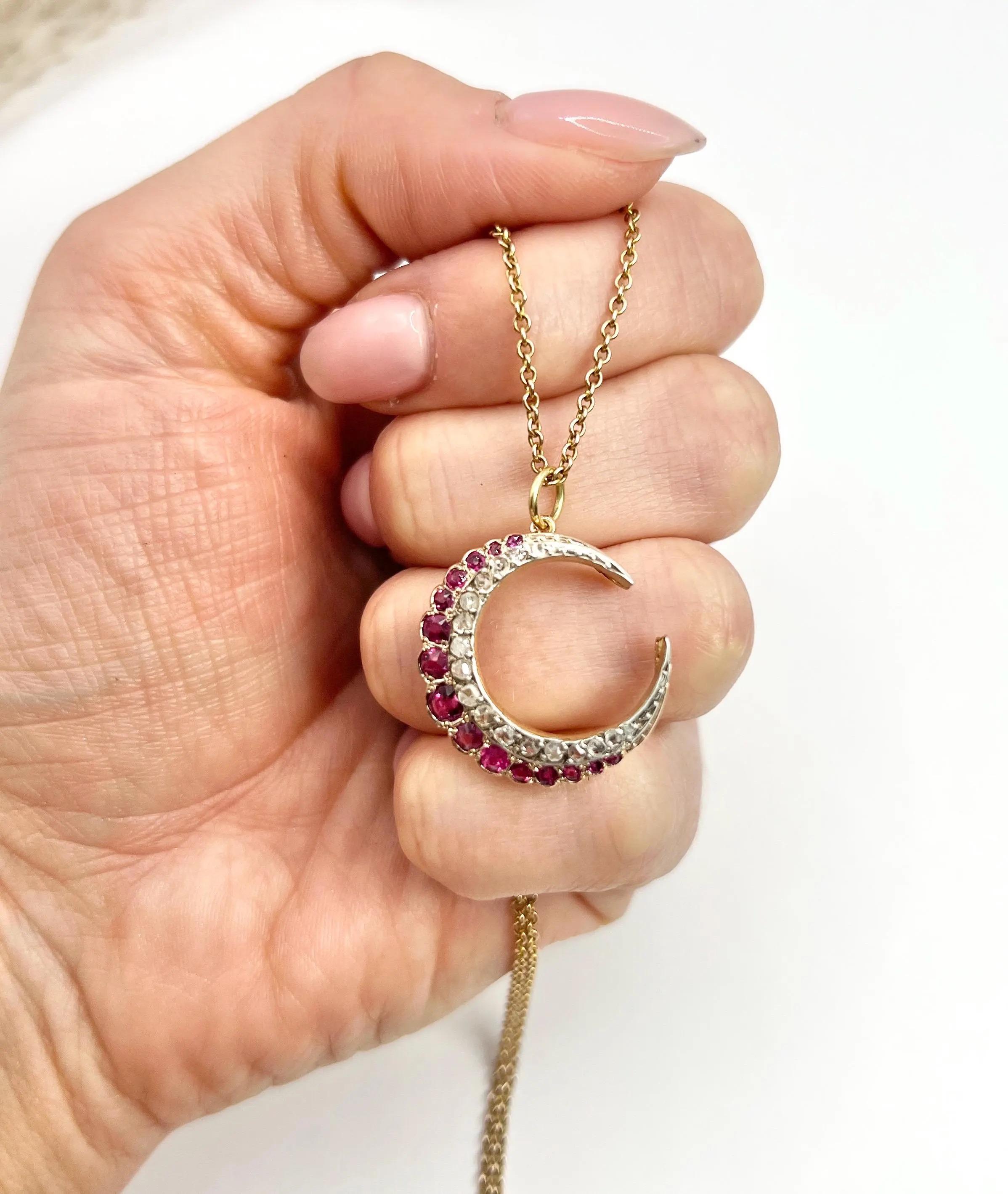 Antiguo Colgante de Oro de 18 ct, Rubí Natural Victoriano y Diamante Luna Creciente en Bueno Estado en Brighton, GB