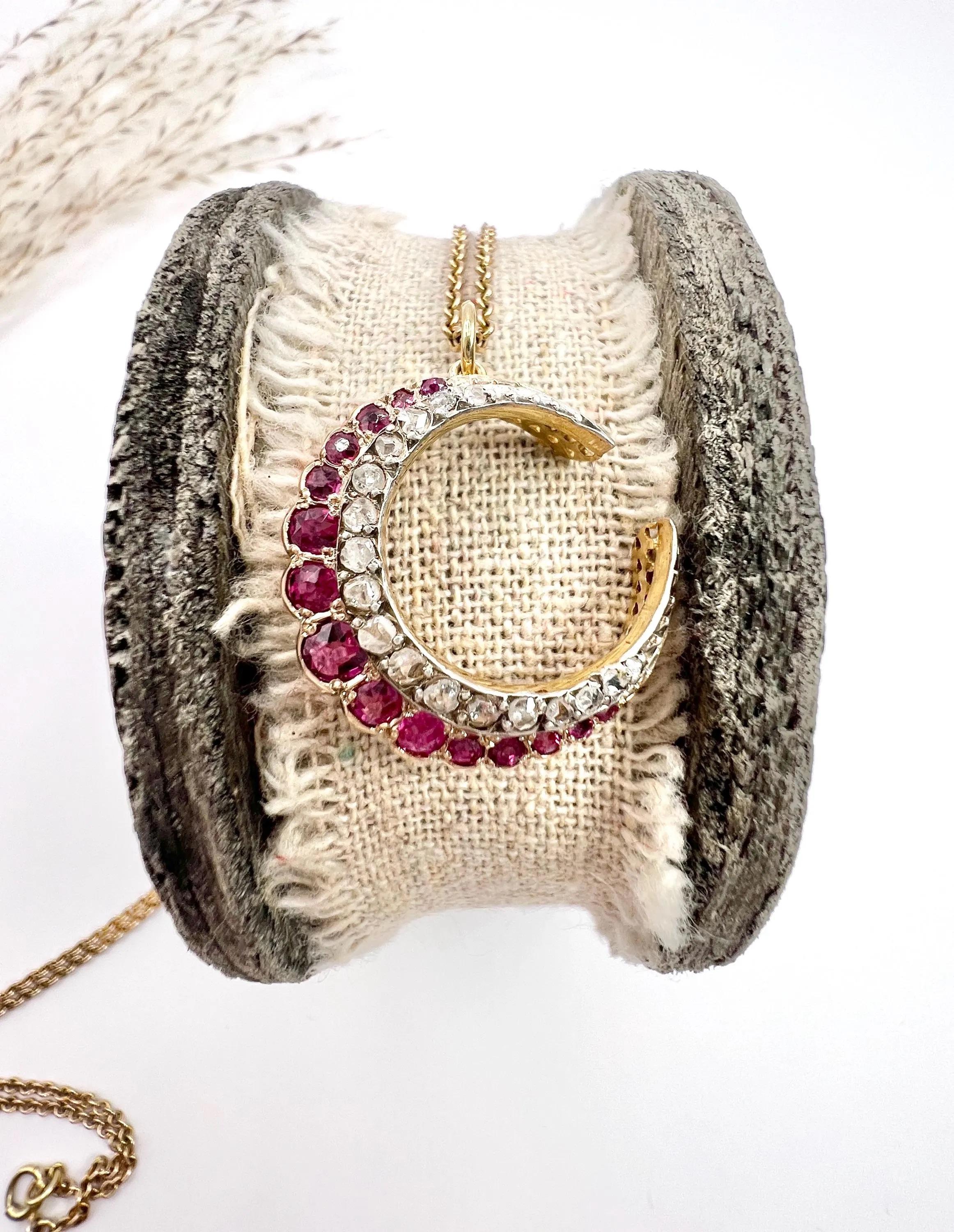 Femenino o masculino Antiguo Colgante de Oro de 18 ct, Rubí Natural Victoriano y Diamante Luna Creciente