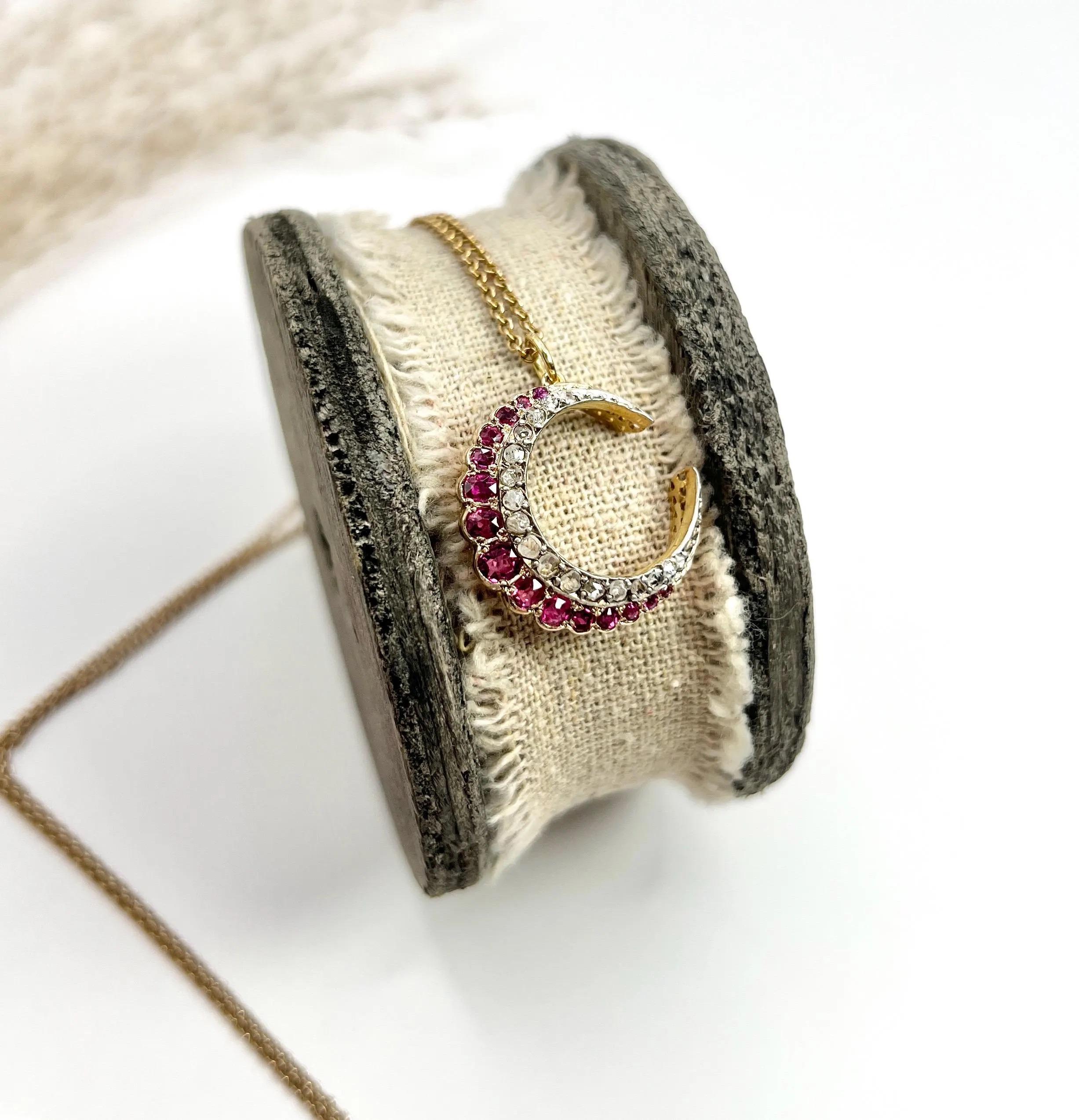 Antiguo Colgante de Oro de 18 ct, Rubí Natural Victoriano y Diamante Luna Creciente 1