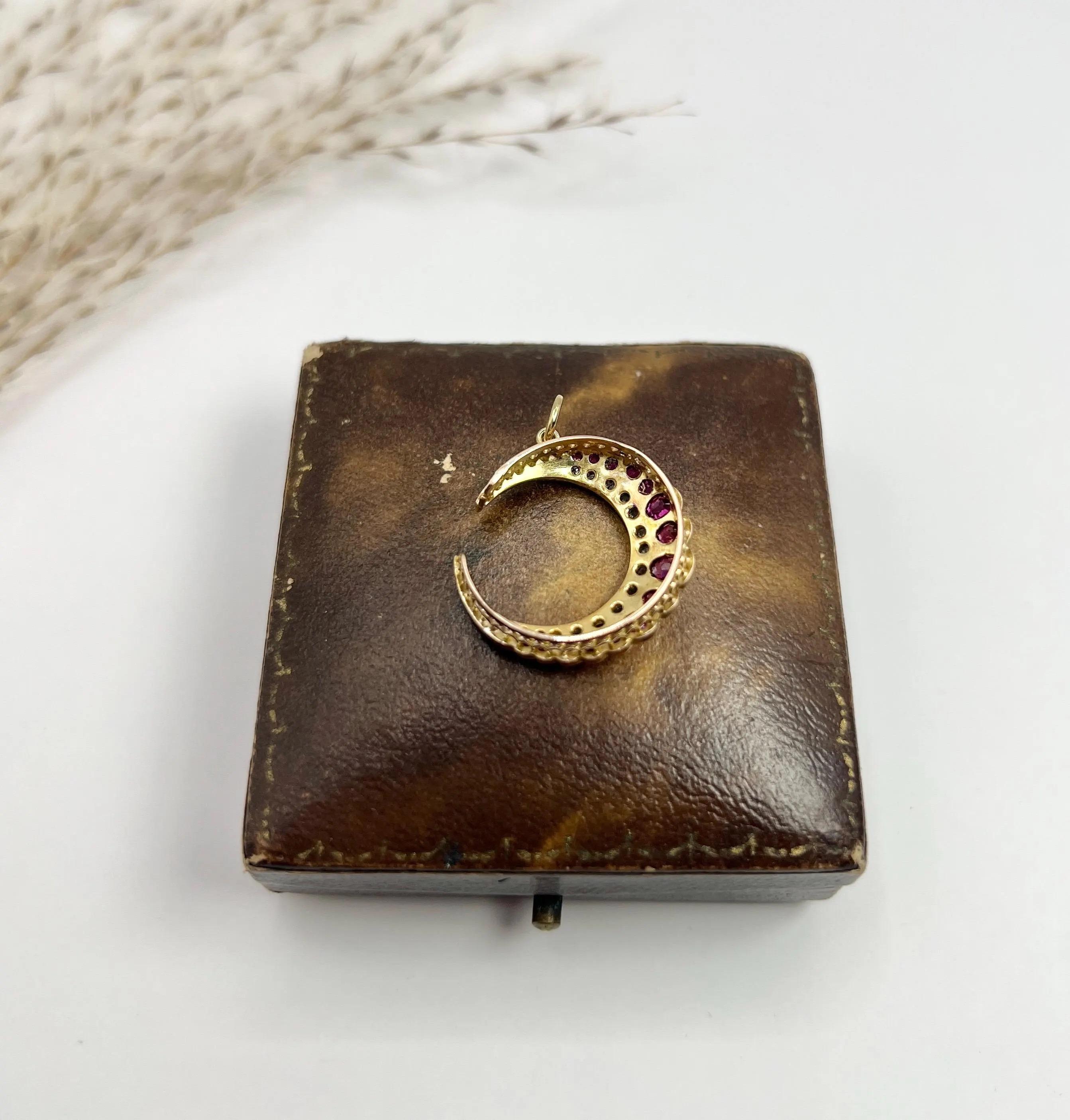 Antiguo Colgante de Oro de 18 ct, Rubí Natural Victoriano y Diamante Luna Creciente 3