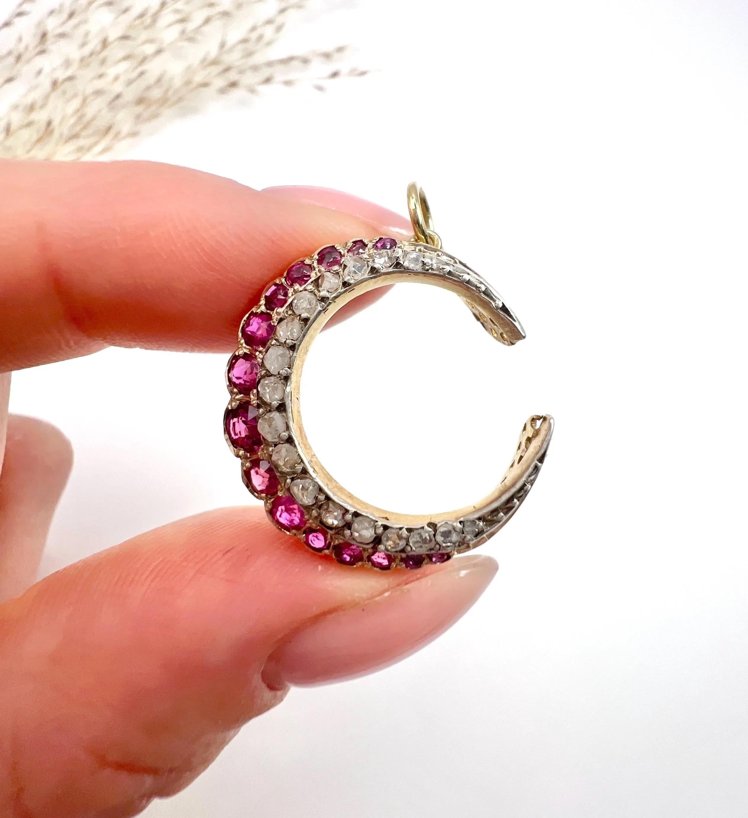 Antiguo Colgante de Oro de 18 ct, Rubí Natural Victoriano y Diamante Luna Creciente 4