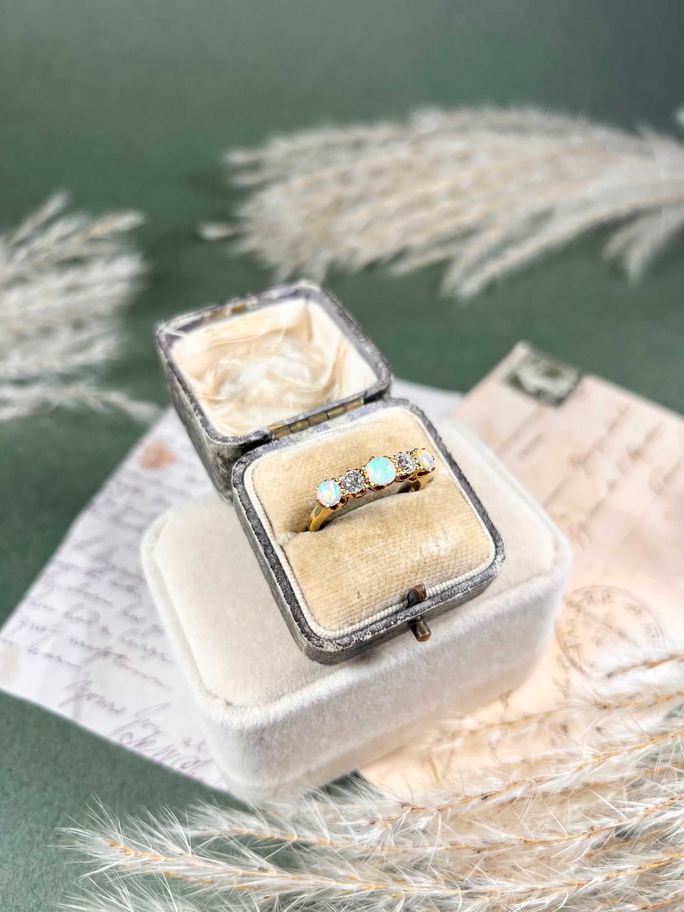 Bague victorienne ancienne en or 18 carats, opale et diamants en vente 4