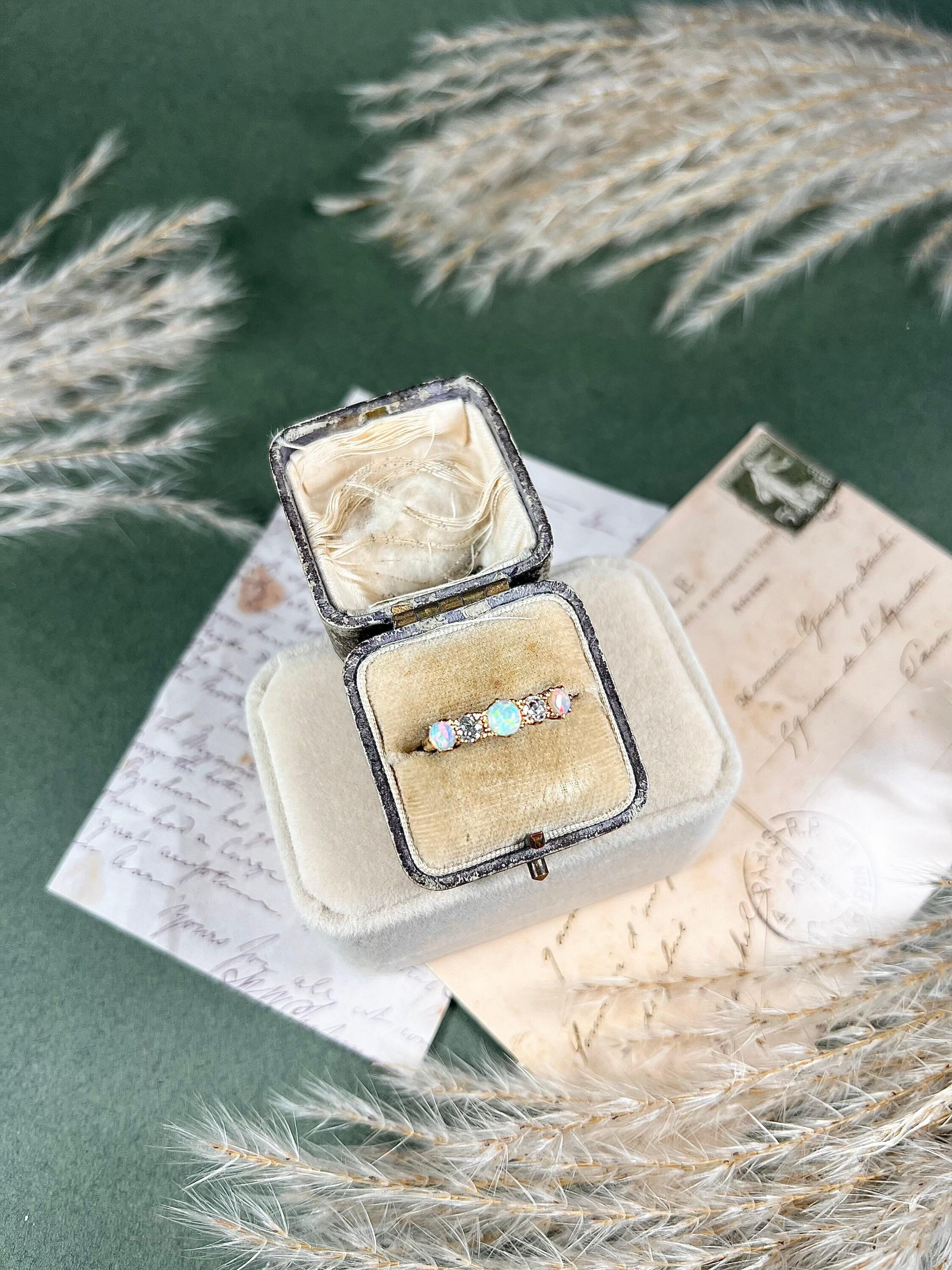 Bague victorienne ancienne en or 18 carats, opale et diamants Unisexe en vente