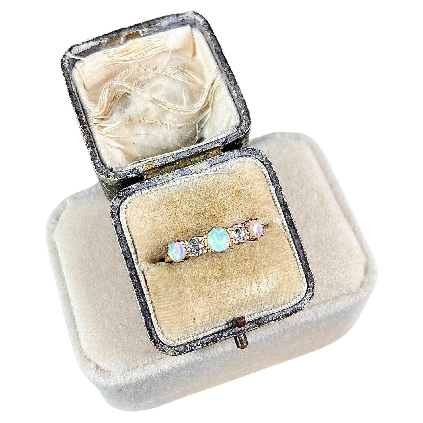Antiguo anillo victoriano de oro de 18 ct con ópalo y diamantes de cinco piedras