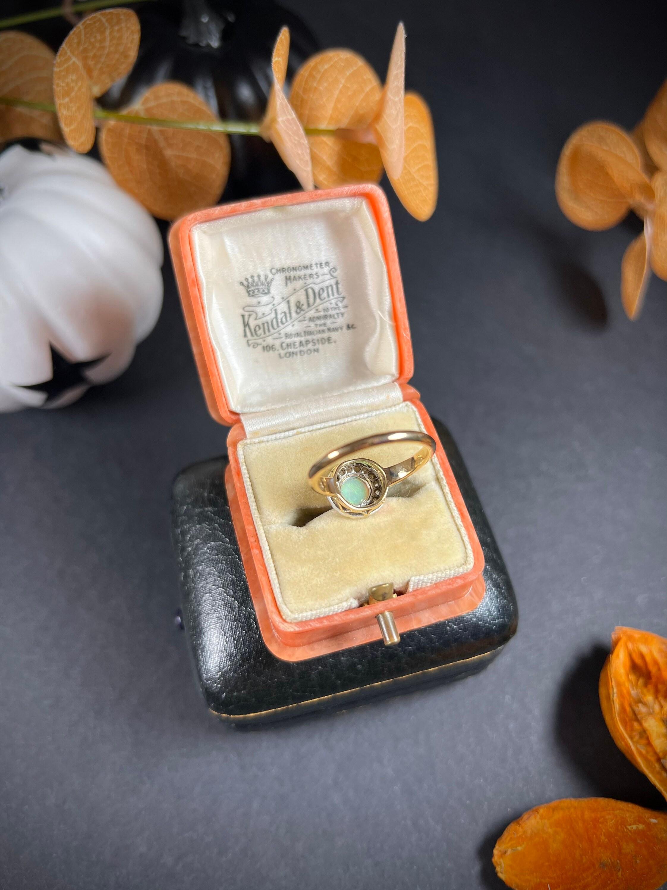 Bague victorienne ancienne en or 18 carats, opale et diamant halo en vente 5