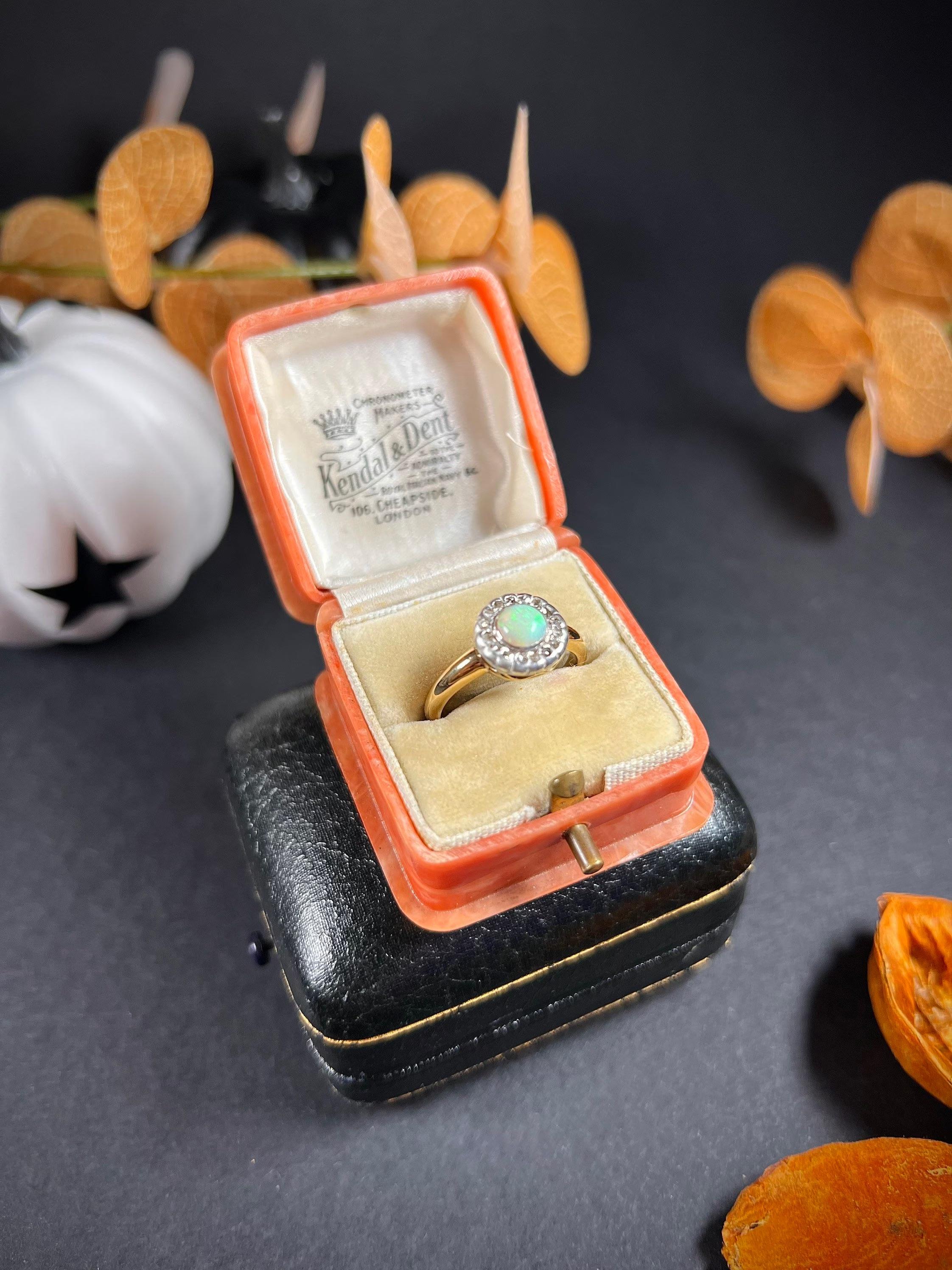Bague victorienne ancienne en or 18 carats, opale et diamant halo en vente 3