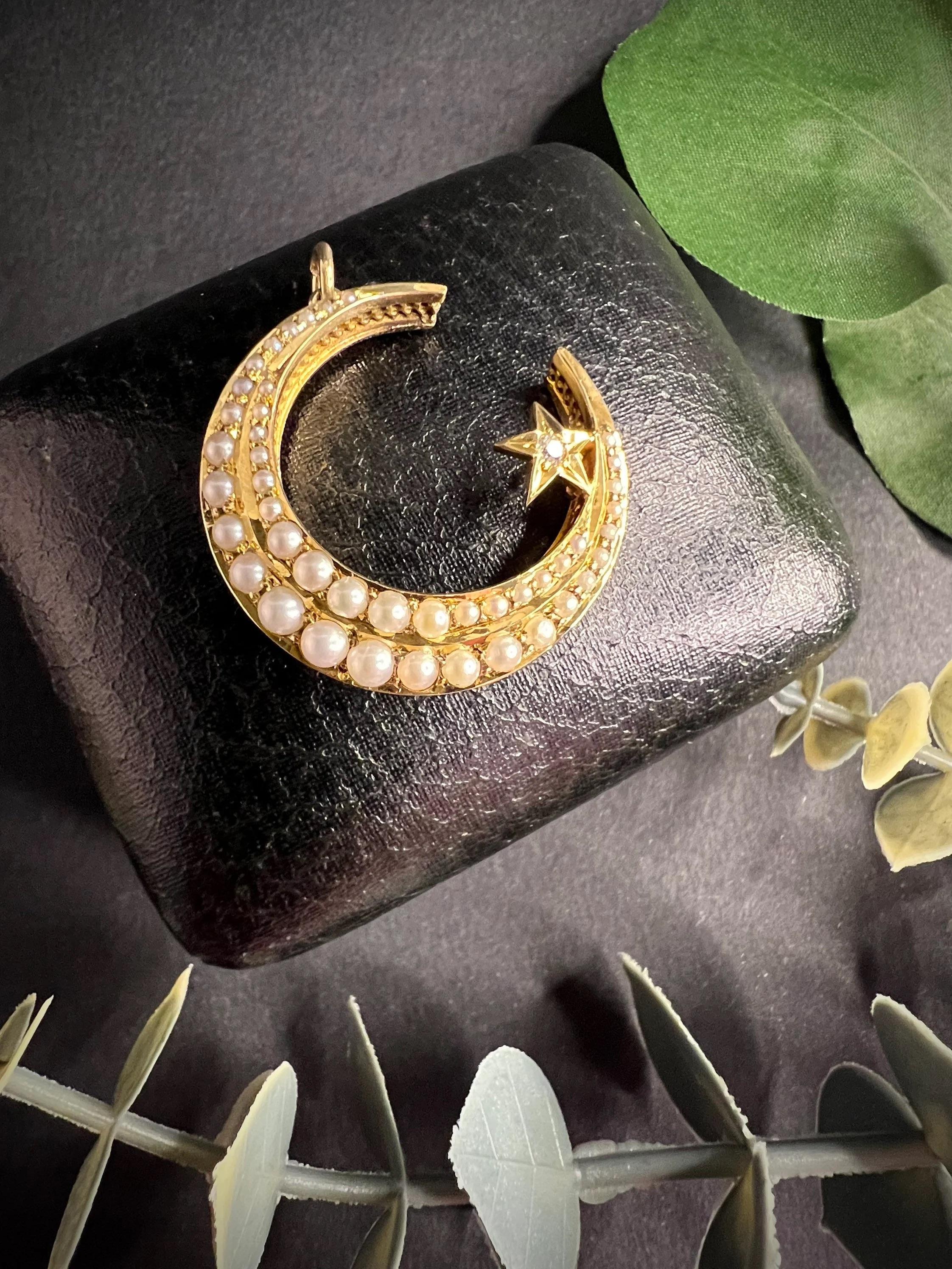 Antique Crescent Pendant 

18ct Gold 

Victorian Circa 1880

Stunning Victorian Crescent Moon Pendant. 
Set with a Double Row of Fabulous Pearls & Pretty Little Diamond Set Star. 

Measures Approx 27mm in Diameter 

*chain sold separately 

All of