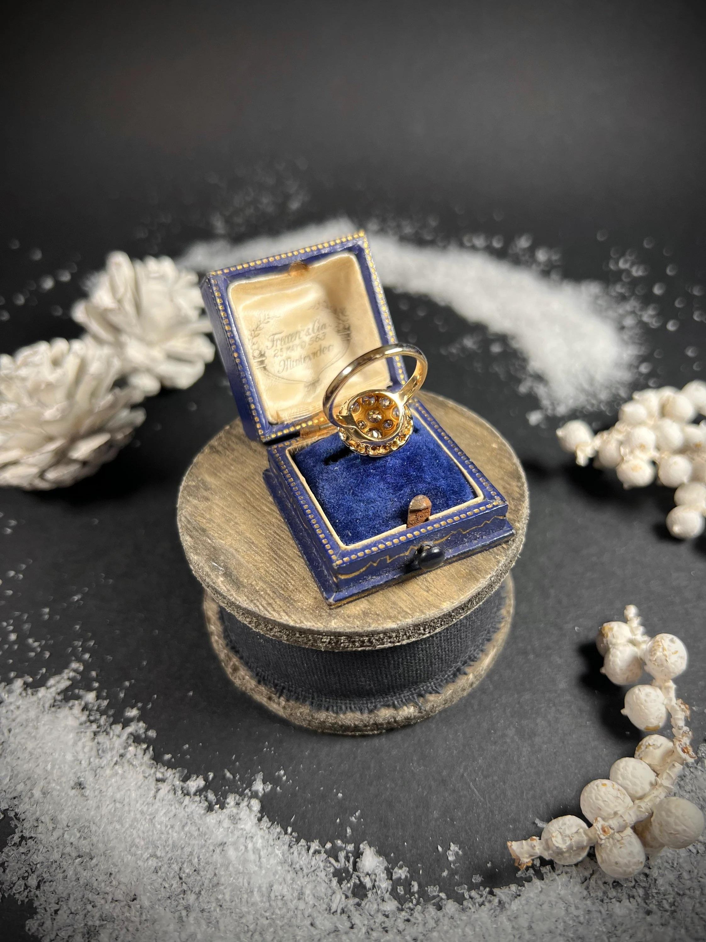 Taille ronde Bague victorienne ancienne en or 18 carats avec grappe de diamants ronds en vente