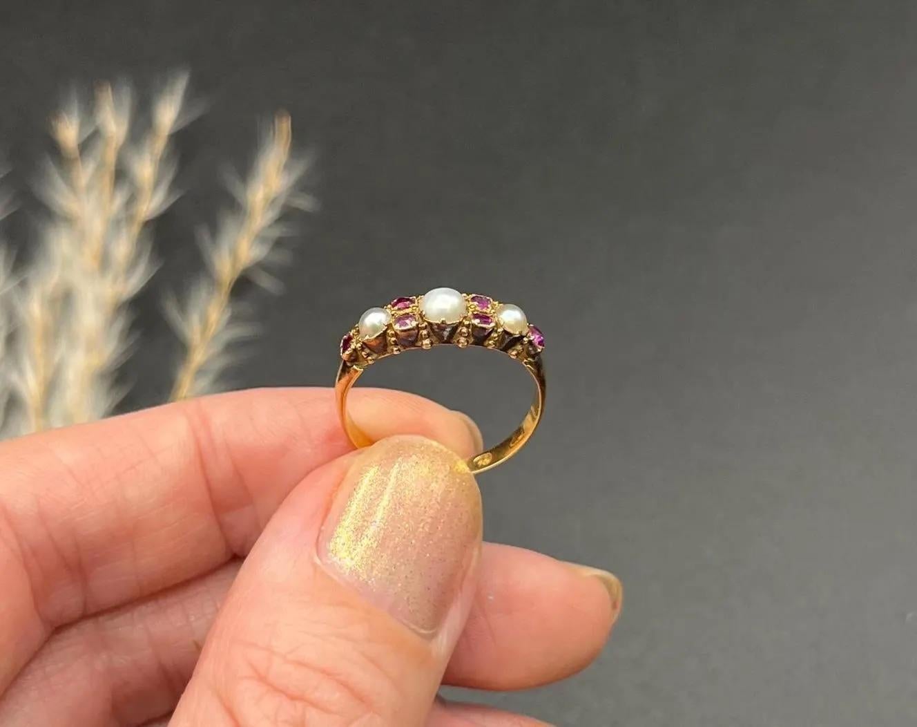 Bague victorienne ancienne en or 18ct avec rubis et perles, poinçonnée à Birmingham, circa 1870 en vente 4