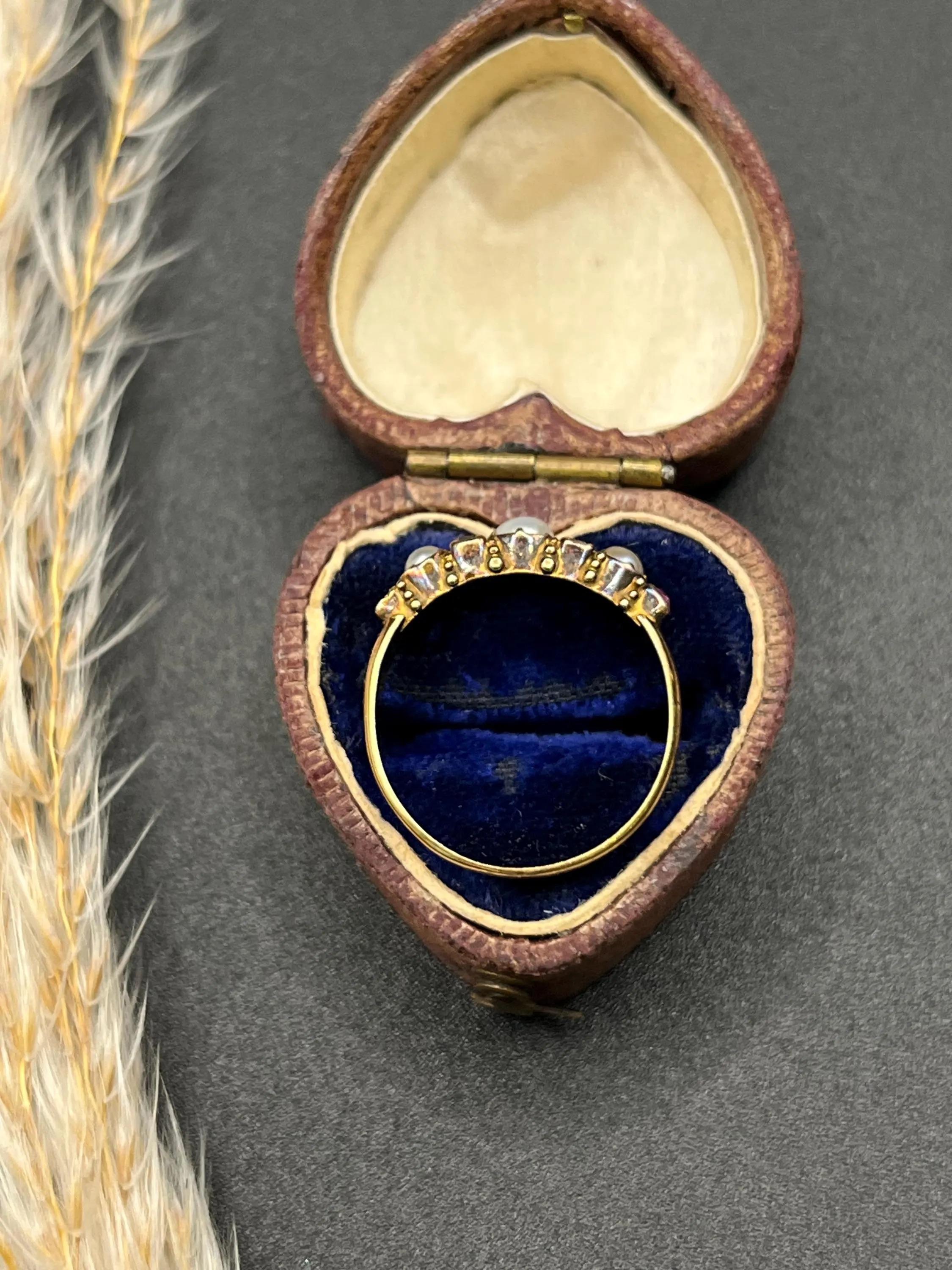 Bague victorienne ancienne en or 18ct avec rubis et perles, poinçonnée à Birmingham, circa 1870 en vente 5