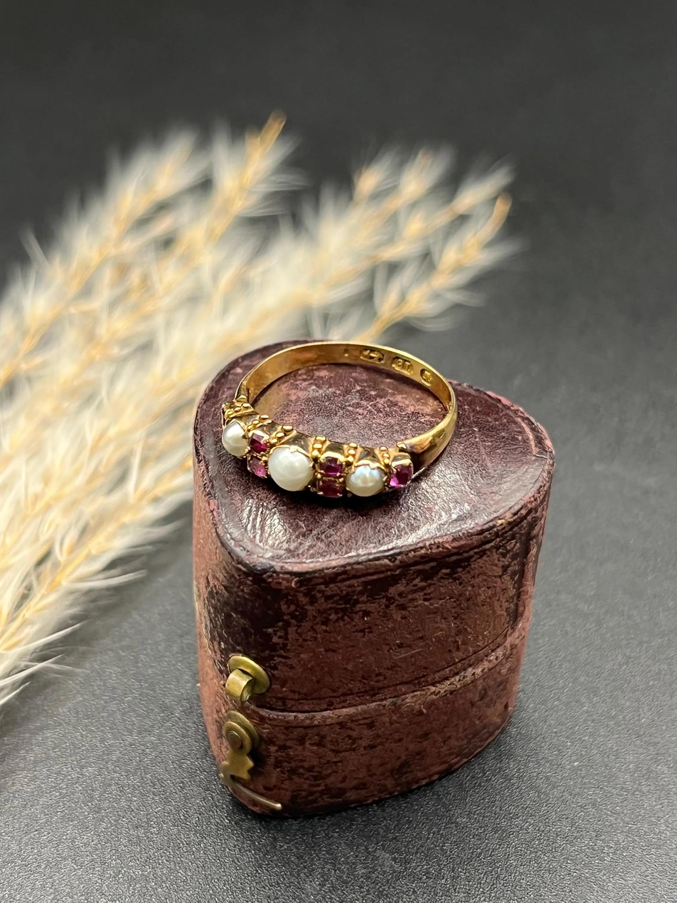Taille ronde Bague victorienne ancienne en or 18ct avec rubis et perles, poinçonnée à Birmingham, circa 1870 en vente