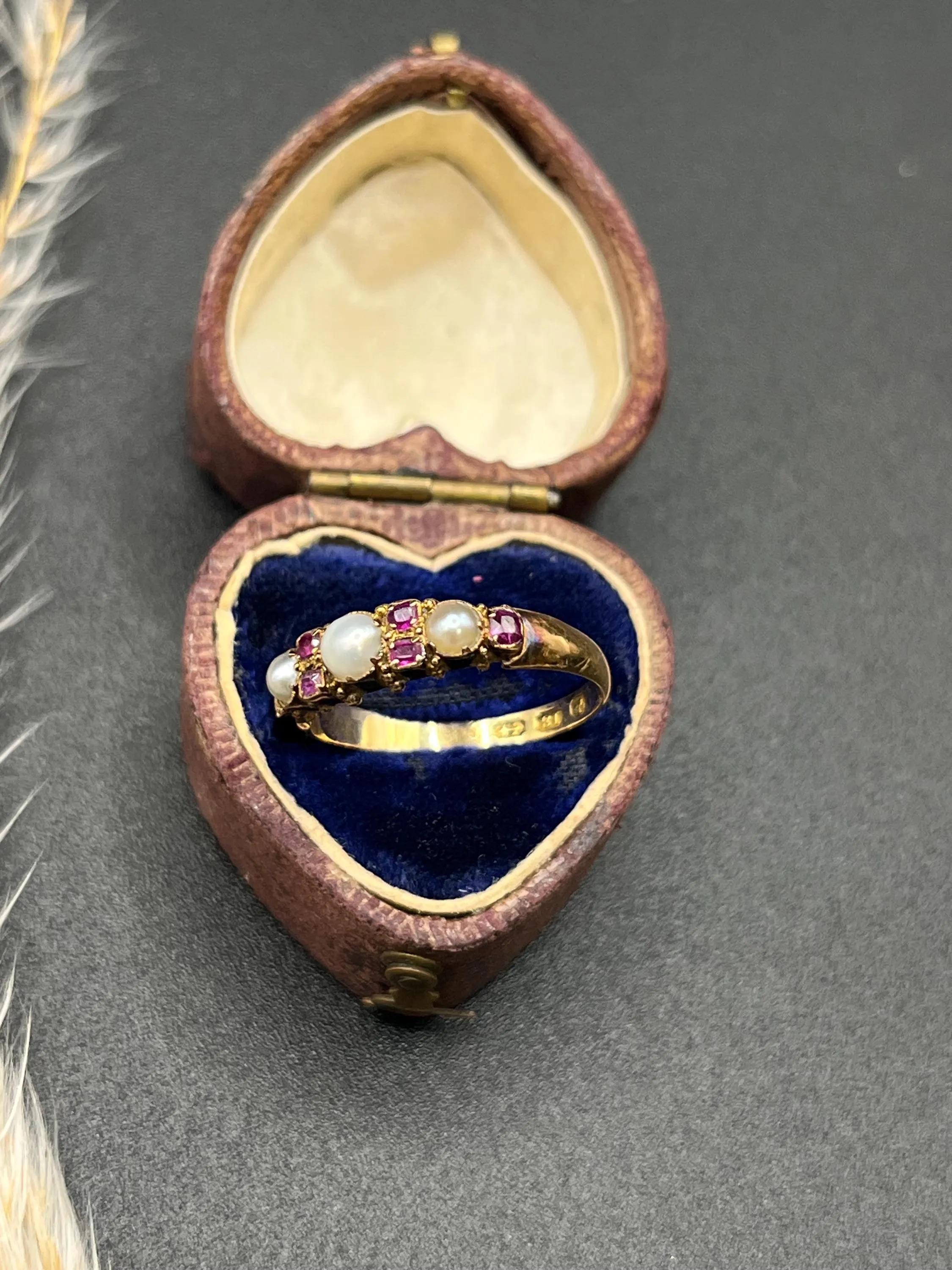 Bague victorienne ancienne en or 18ct avec rubis et perles, poinçonnée à Birmingham, circa 1870 Bon état - En vente à Brighton, GB