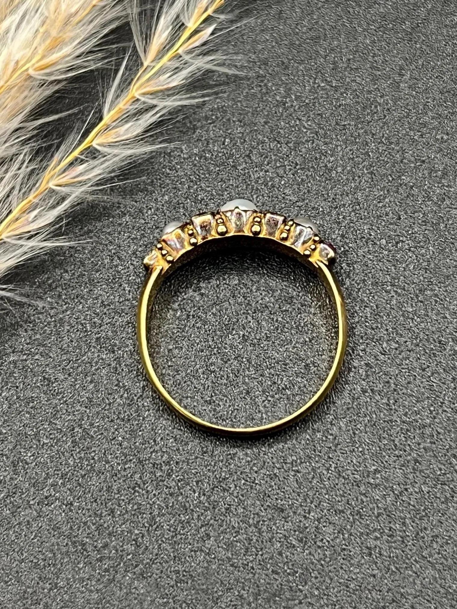 Bague victorienne ancienne en or 18ct avec rubis et perles, poinçonnée à Birmingham, circa 1870 en vente 1