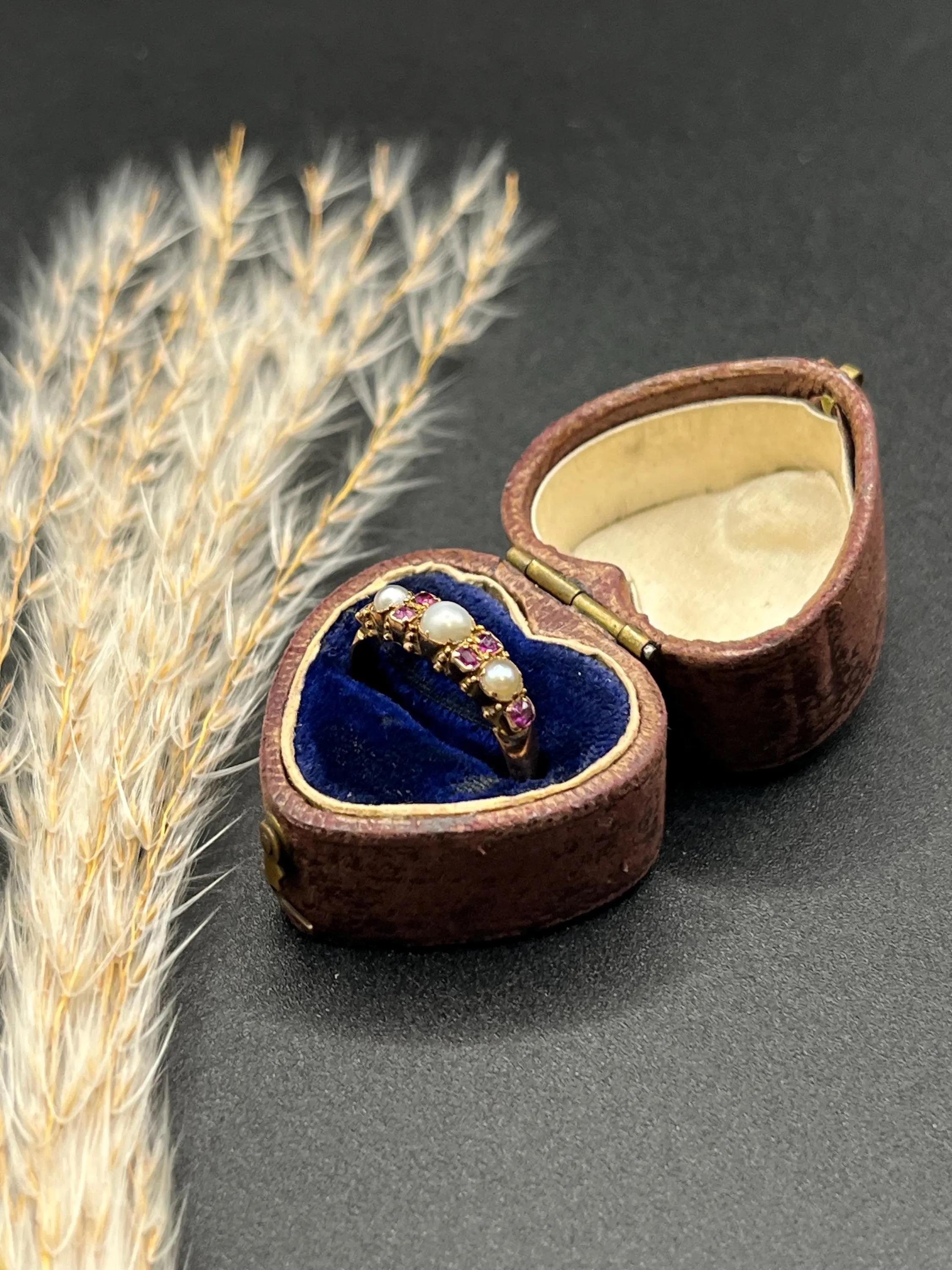 Bague victorienne ancienne en or 18ct avec rubis et perles, poinçonnée à Birmingham, circa 1870 en vente 2