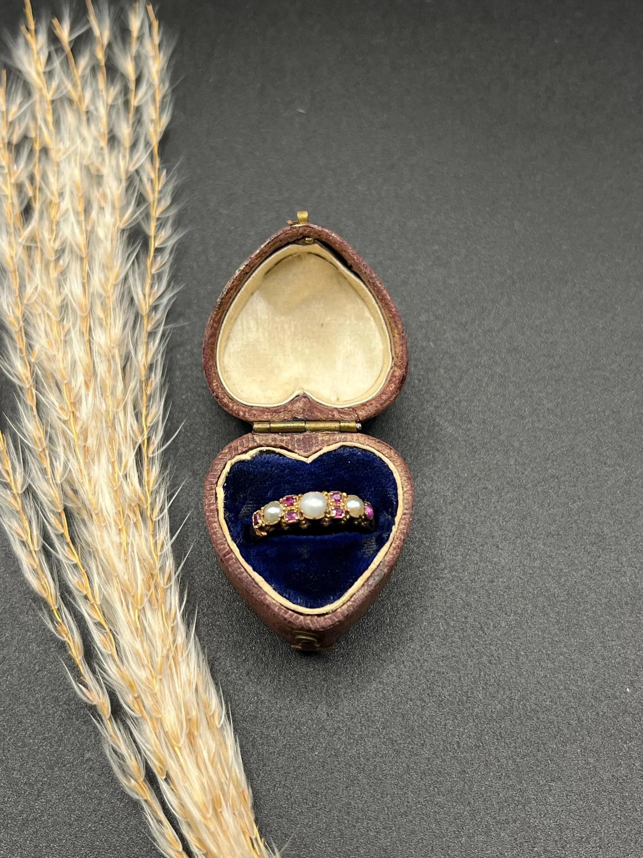 Bague victorienne ancienne en or 18ct avec rubis et perles, poinçonnée à Birmingham, circa 1870 en vente 3